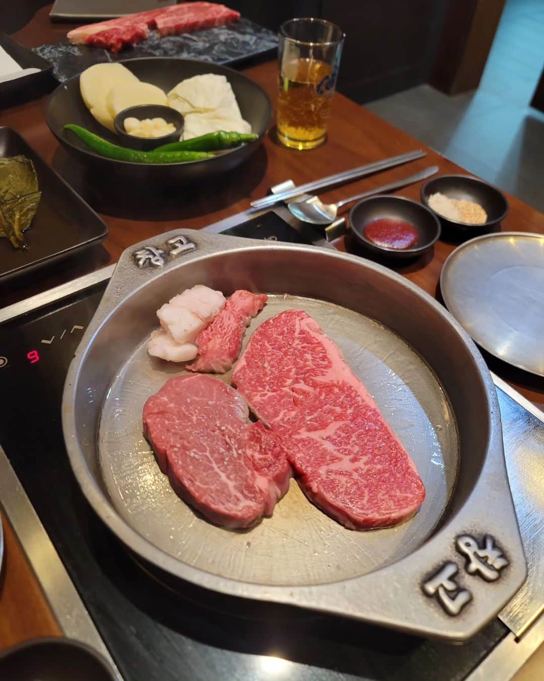 黛実希さんのインスタグラム写真 - (黛実希Instagram)「📍Korea🇰🇷  今まで食べた韓国ご飯の中で1番美味しいご飯に出会ってしまった…🤩💗💭  打ち合わせで여의도(汝矣島/ヨイド)行ったんだけどオフィス街&エリート街&金融街ですごかった…🙄🏢✨ ソウル最大のデパート『The Hyundai Seoul』があるのも有名だね🛍 このエリアは早くお昼を食べて早く仕事を終わらすエリアらしく、お昼ご飯は11時からでちょうど打ち合わせ11時からだったからお昼行く人でディズニーランド並みに溢れかえってた😂 ヨイド行くときは11時は避けたほうがいい👆笑 お取り引き様が連れて行ってくれた韓牛のお店 『창고43/チャンゴ43』@changgo43_official  やばすぎた…………🤤🍴 渡韓100回の中で1番どストライクのお店だった🥩 美味しすぎて美味しすぎて毎日食べれる🥲💕 最後の〆のカクテキビビンバも初めて食べたんだけど、やっっっっっばい🤤💓 美味しすぎてぺろり…(*´ڡ`●) 打ち合わせ中だけどお酒出てきちゃうのが韓国🇰🇷笑 この韓国焼酎初めて飲んだけど甘みがなくてスッキリ大人な味だった🤭 韓国行ったらこのお店また行きたいなぁ😭💓 まじで行く価値ありすぎるお店🙄✨  韓国トースト、屋台、食堂、スムージーは時間ない中でこなせたので韓国グルメ1泊2日でかなり堪能できたよ😂 韓国出張で載せられる写真以上だからタイ出張に投稿入りまーす🤣  #韓国グルメ#韓牛#한우#창고43#여의도#야의도맛집#韓国#韓国旅行#韓国女子旅#韓国情報#韓国ホテル#渡韓#渡韓情報#海外出張#韓国出張#出張#韓国旅行記#東大門#東大門ナイトショッピング#明洞#明洞ショッピング#旅#旅行コーデ #海外旅行好きな人と繋がりたい#海外旅行#旅スタグラム#韓国カフェ#韓国好きな人と繋がりたい#韓国観光」10月12日 9時49分 - candymiiiki