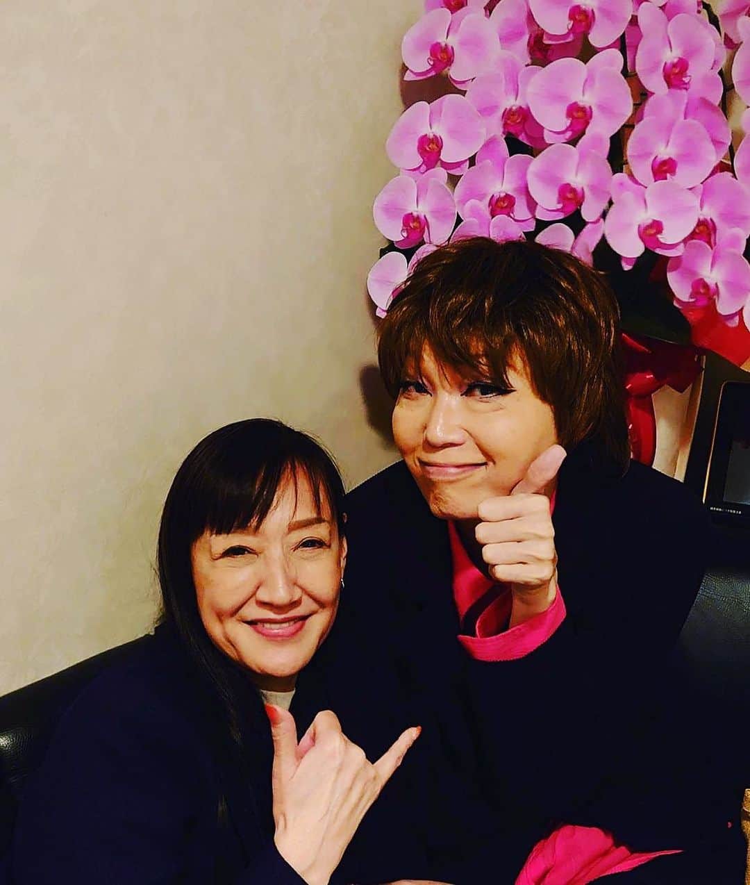 のインスタグラム：「松岡ゆみこさん  遂に会った!!! タレントでコメンテーター  そして そして  かの  立川談志師匠のご長女!!! 私も落語、好きなんでねー ちょっと緊張〜笑  ゆみこママのお店に行ってきましたー 流石のDNA、ハッキリ&スッキリしたミントのようなお方! 年齢も近いので、歌舞伎町のディスコの話で盛り上がっちゃいました！  #日出郎 #松岡ゆみこ #立川談志師匠」