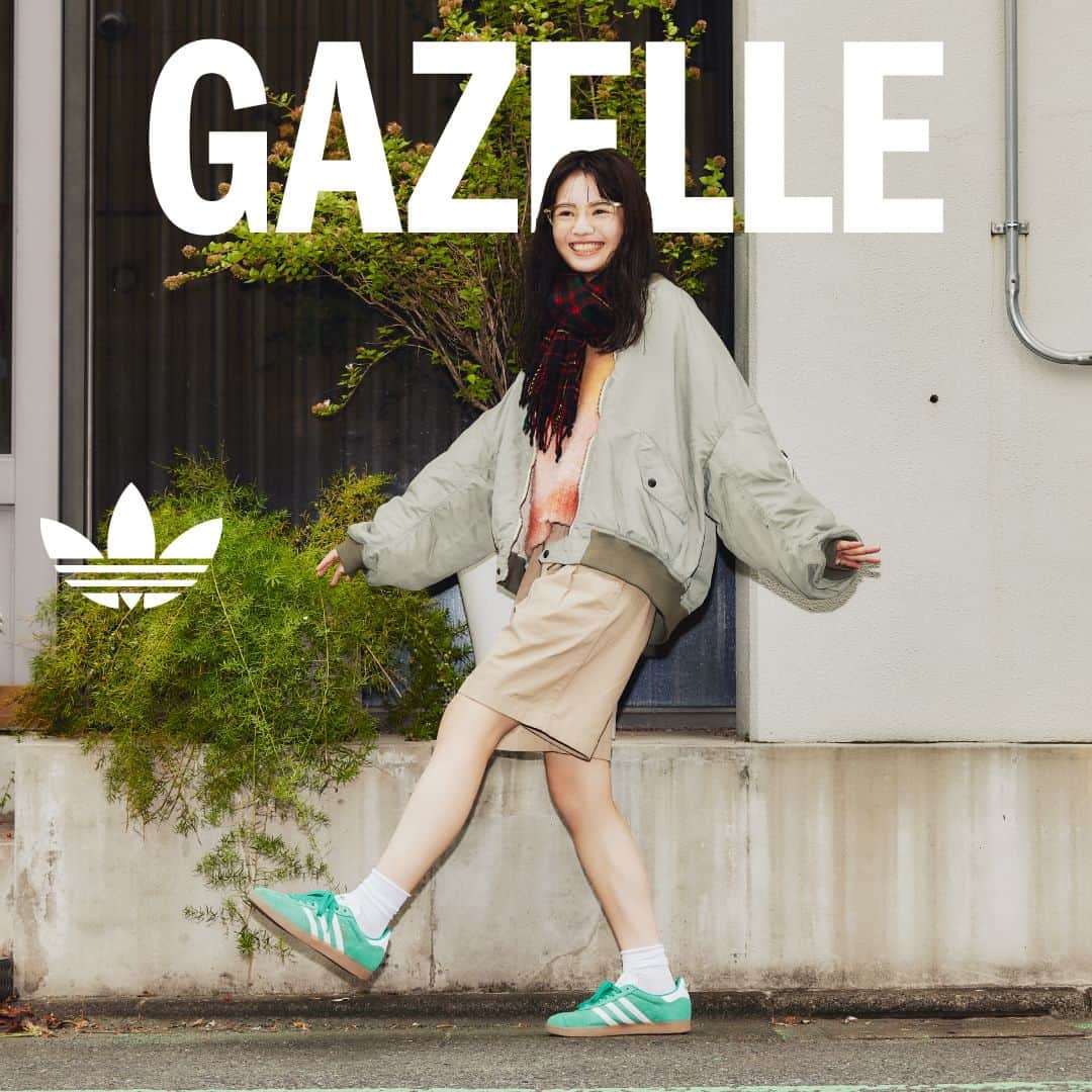 のインスタグラム：「・ アディダス オリジナルス（adidas Originals）のT-トウとクラシックな スエードアッパー、ラバーソールが特徴の「GAZELLE（ガゼル）」から グリーンのアッパーにホワイトのスリーストライプス、透け感のあるソールがアクセントになった1足が登場。  ID6106 COUR/FTWR/GUM4 ¥14,300(税込） サイズ　：22.0cm〜29.0cm（0.5cm刻み）30.0cm 取扱店舗：ABC-MART GRAND STAGE 一部店舗 　　　　　ABC-MART GRAND STAGE Online Store  #ABCGS #adidas #adidasOriginals ＃GAZELLE  #限定」