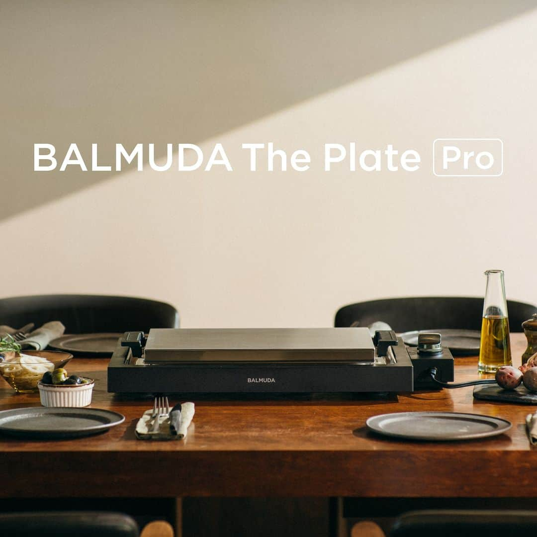 BALMUDA (バルミューダ) のインスタグラム：「【本日発売】BALMUDA The Plate Pro . 発表から多くの反響をいただいたホットプレート、BALMUDA The Plate Proが本日発売です。バルミューダがお届けするライブキッチン体験を、ぜひご堪能ください。 . . 本日10月12日（木）より、バルミューダオンラインストア・BALMUDA The Store Aoyamaをはじめとするブランドショップ各店舗、主要家電量販店などバルミューダ製品正規販売店にて販売を開始します。 . . #BALMUDAThePlatePro #バルミューダザプレートプロ #ホットプレート #バルミューダの新製品 #ライブキッチン #BALMUDA #バルミューダ」