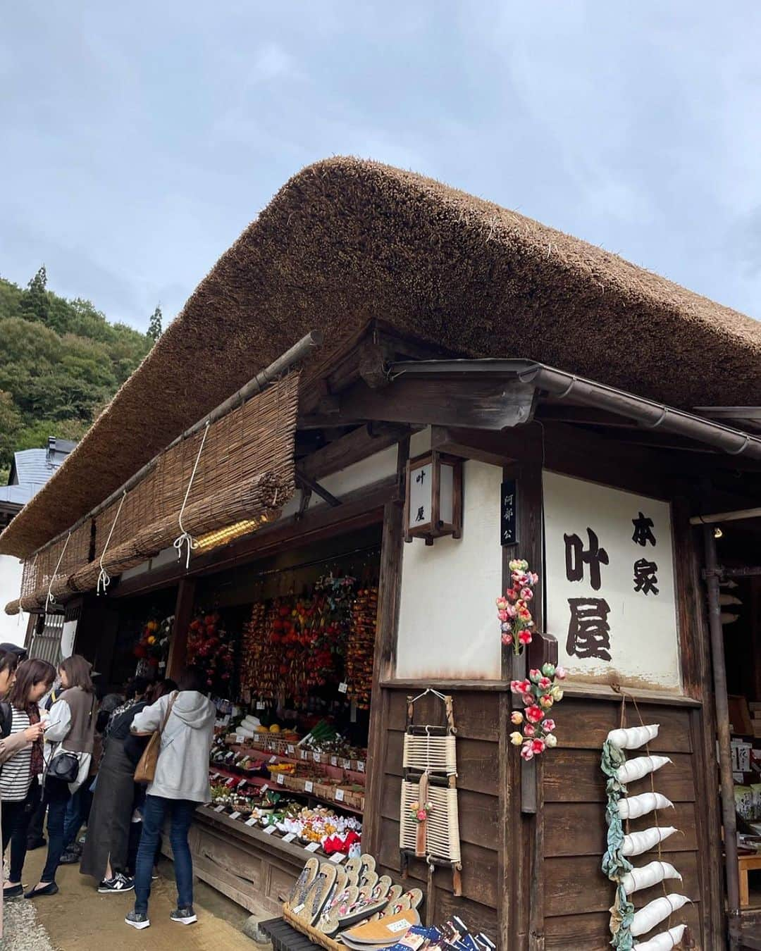 蛯原英里さんのインスタグラム写真 - (蛯原英里Instagram)「秋旅行の第一弾は お天気が曇りで良かったもの 2日目は雨  1日目は、大内宿へ  江戸時代の面影をそのままに 茅葺き屋根の民家が並んでいて 懐かしさを感じます  ここでのお目当ては 山の上から全体を眺めること♡  見晴し台への入り口は　急階段（驚） せっかくなので 子供たちと数えながらのぼっていくと なんと97段！  その先には、圧巻の街並み😭  街並みがきれいすぎて 97段の疲れも吹っ飛びました（笑）  また行きたいな  #大内宿  #ねぎ蕎麦  #江戸時代にタイムスリップ  #街並み」10月12日 10時04分 - eriebihara