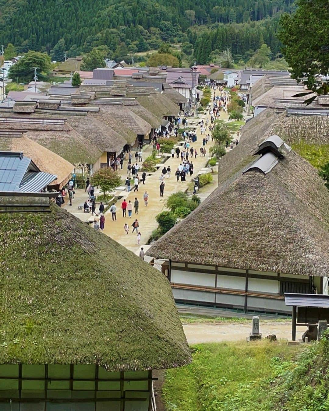 蛯原英里のインスタグラム：「秋旅行の第一弾は お天気が曇りで良かったもの 2日目は雨  1日目は、大内宿へ  江戸時代の面影をそのままに 茅葺き屋根の民家が並んでいて 懐かしさを感じます  ここでのお目当ては 山の上から全体を眺めること♡  見晴し台への入り口は　急階段（驚） せっかくなので 子供たちと数えながらのぼっていくと なんと97段！  その先には、圧巻の街並み😭  街並みがきれいすぎて 97段の疲れも吹っ飛びました（笑）  また行きたいな  #大内宿  #ねぎ蕎麦  #江戸時代にタイムスリップ  #街並み」