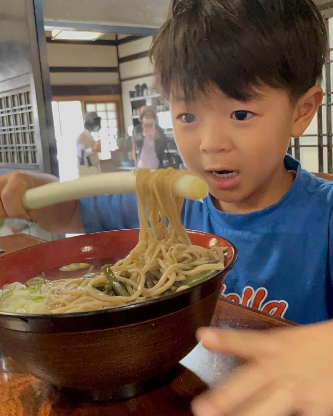 蛯原英里さんのインスタグラム写真 - (蛯原英里Instagram)「そして もう一つ経験してみたかったことは。  ねぎ蕎麦。  お箸の代わりにねぎ1本で 蕎麦をすくうという食べ方  その前にお餅たち。 子供たちには 一気に食べられたものもあり いろんな味が楽しめて美味しかったですよ  ねぎ蕎麦。 やはり、ねぎ1本で食べるのは 難しいかったけど 挑戦してみる価値はあり！  コツを掴めば、一気に頬張れます  子供たちは、初めて数本だったけど… すぐに大量に口に運べるように。 お上手！  最後は、ストローみたいに 蕎麦つゆを吸って飲んでいました（笑） 最後は、名前ねぎが大好きなパパに 全部食べてもらいました👍  年末、年越しそばで挑戦してみよっかな  立ち寄ったお店は「こめや」さんでした  #ねぎ蕎麦  #大内宿  #家族旅行  #旅行大好き  #思い出」10月12日 10時10分 - eriebihara