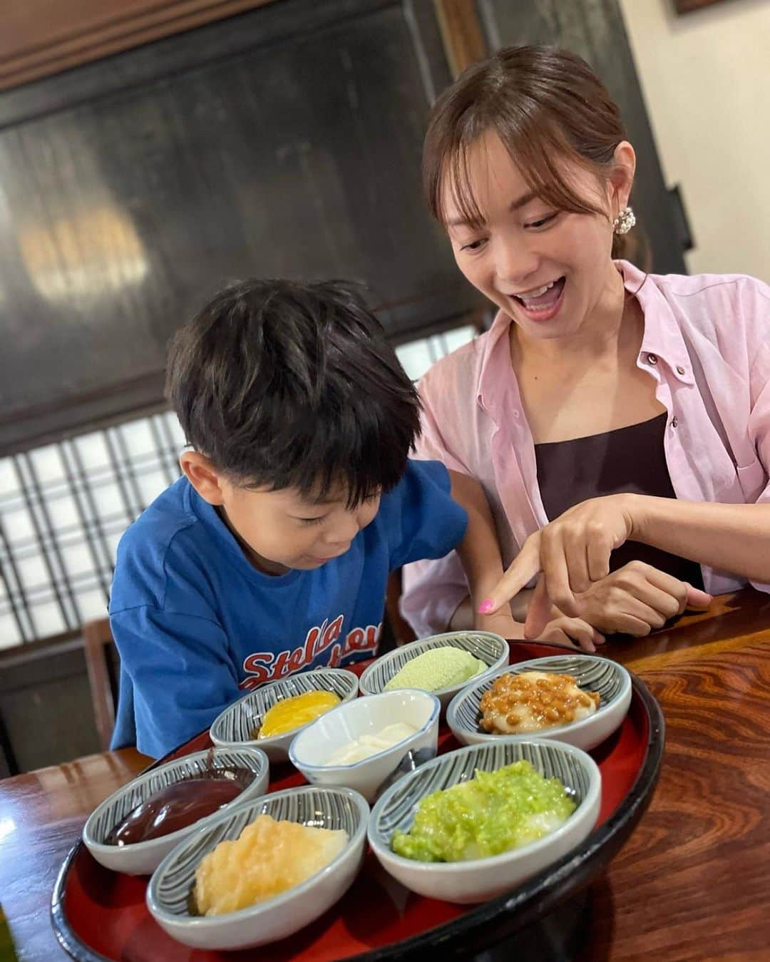 蛯原英里さんのインスタグラム写真 - (蛯原英里Instagram)「そして もう一つ経験してみたかったことは。  ねぎ蕎麦。  お箸の代わりにねぎ1本で 蕎麦をすくうという食べ方  その前にお餅たち。 子供たちには 一気に食べられたものもあり いろんな味が楽しめて美味しかったですよ  ねぎ蕎麦。 やはり、ねぎ1本で食べるのは 難しいかったけど 挑戦してみる価値はあり！  コツを掴めば、一気に頬張れます  子供たちは、初めて数本だったけど… すぐに大量に口に運べるように。 お上手！  最後は、ストローみたいに 蕎麦つゆを吸って飲んでいました（笑） 最後は、名前ねぎが大好きなパパに 全部食べてもらいました👍  年末、年越しそばで挑戦してみよっかな  立ち寄ったお店は「こめや」さんでした  #ねぎ蕎麦  #大内宿  #家族旅行  #旅行大好き  #思い出」10月12日 10時10分 - eriebihara