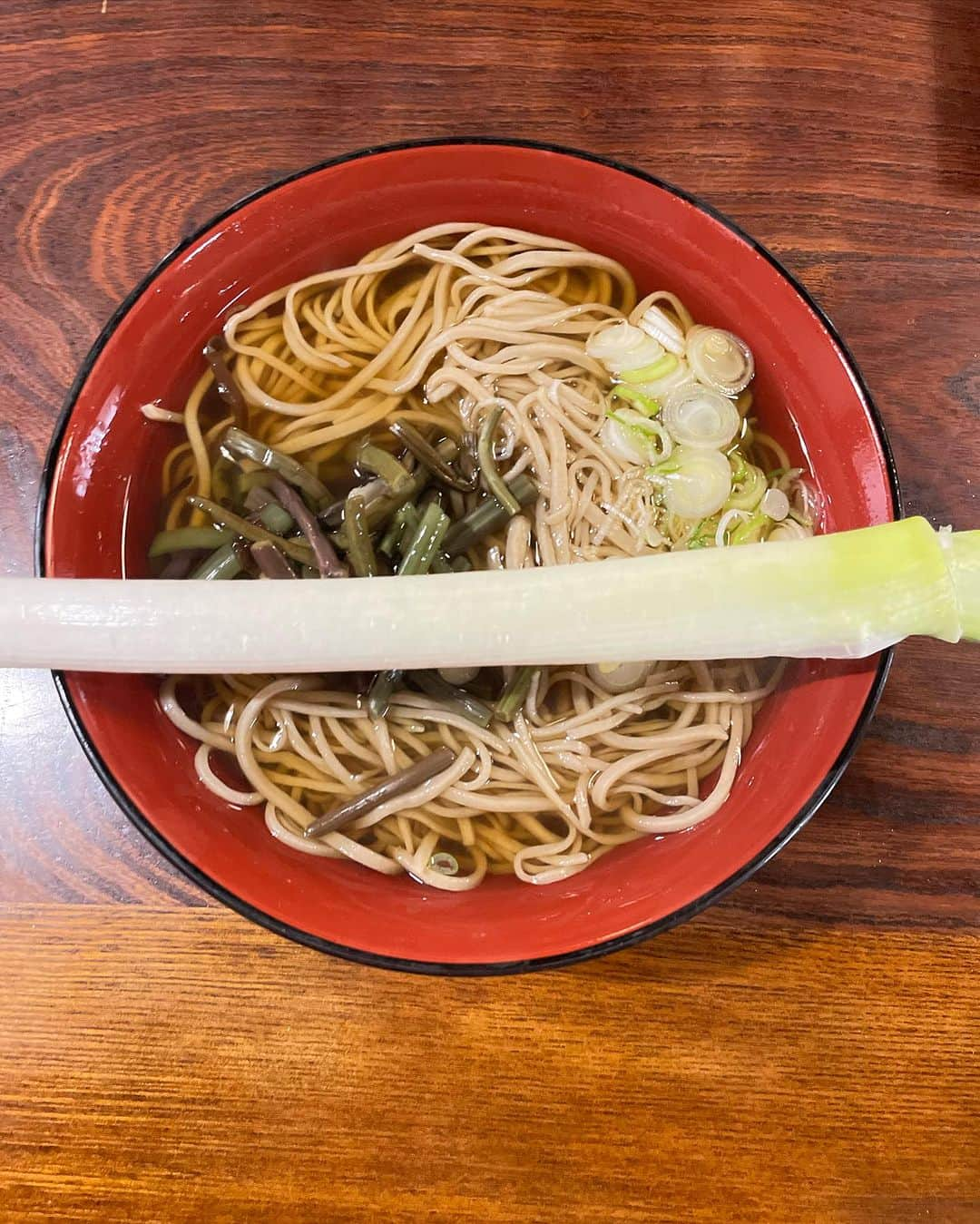 蛯原英里のインスタグラム：「そして もう一つ経験してみたかったことは。  ねぎ蕎麦。  お箸の代わりにねぎ1本で 蕎麦をすくうという食べ方  その前にお餅たち。 子供たちには 一気に食べられたものもあり いろんな味が楽しめて美味しかったですよ  ねぎ蕎麦。 やはり、ねぎ1本で食べるのは 難しいかったけど 挑戦してみる価値はあり！  コツを掴めば、一気に頬張れます  子供たちは、初めて数本だったけど… すぐに大量に口に運べるように。 お上手！  最後は、ストローみたいに 蕎麦つゆを吸って飲んでいました（笑） 最後は、名前ねぎが大好きなパパに 全部食べてもらいました👍  年末、年越しそばで挑戦してみよっかな  立ち寄ったお店は「こめや」さんでした  #ねぎ蕎麦  #大内宿  #家族旅行  #旅行大好き  #思い出」