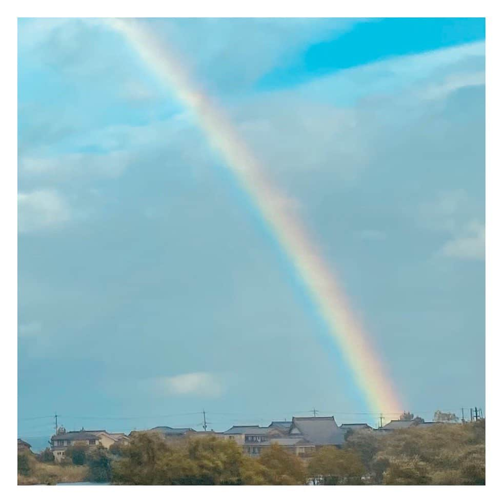 主浜はるみさんのインスタグラム写真 - (主浜はるみInstagram)「『星降る某所で』昨日撮影しておりました。  クランクアップ後も帰りたくないとごねた程、トップクラスに楽しいお仕事でした。  本文と星の写真はアメブロ→プロフからも飛べます  https://ameblo.jp/shuhamah/  #湖 #車窓から #虹 #星空 #夜空 #アウトドア #念願叶って」10月12日 10時12分 - harumi_shuhama