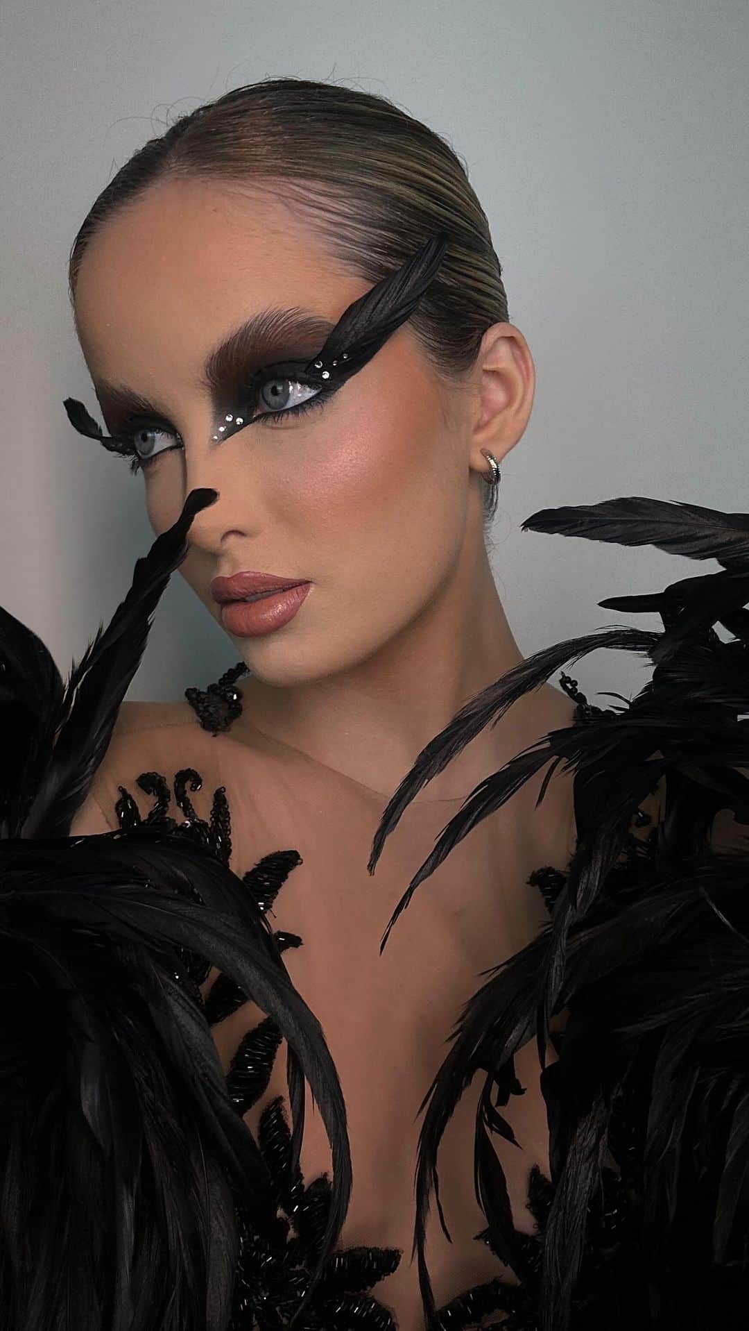 のインスタグラム：「Cisne 🦢 negro por @taticoelhomakeup para #bailedasephora」