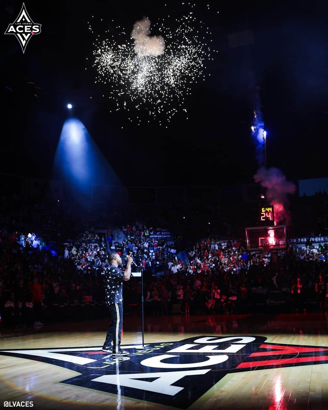 タンクのインスタグラム：「𝗧𝗮𝗻𝗸 𝗶𝘀 𝗶𝗻 𝗧𝗵𝗲 𝗛𝗼𝘂𝘀𝗲 🤩🎤  Thank you for coming out to perform the National Anthem for the sold out crowd, @therealtank!  #RaiseTheStakes // #WNBAFinals」