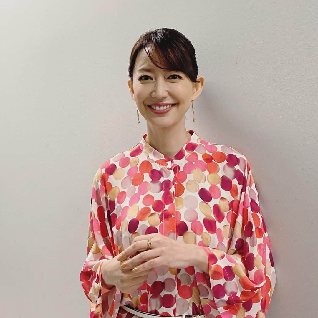森口瑤子のインスタグラム：「. 本日 プレバト 俳句 秋のタイトル戦「金秋戦 」決勝！！  今回のお題は なんと 『月』 ええーー！？ 今までの兼題の中で 一番難しいかも、、、、💦 と、いうことで かなり苦労した1句で 挑戦いたします。 私らしいものが 出来たとは思いつつ どうかなぁ。 皆さん、応援してください〜。 . @prbt_official  #プレバト俳句  #秋のタイトル戦金秋戦  #決勝 #兼題は  #月 . 衣裳 @marella_japan @sanki.press アクセサリー @grossejapan 靴 @cavacava_official」