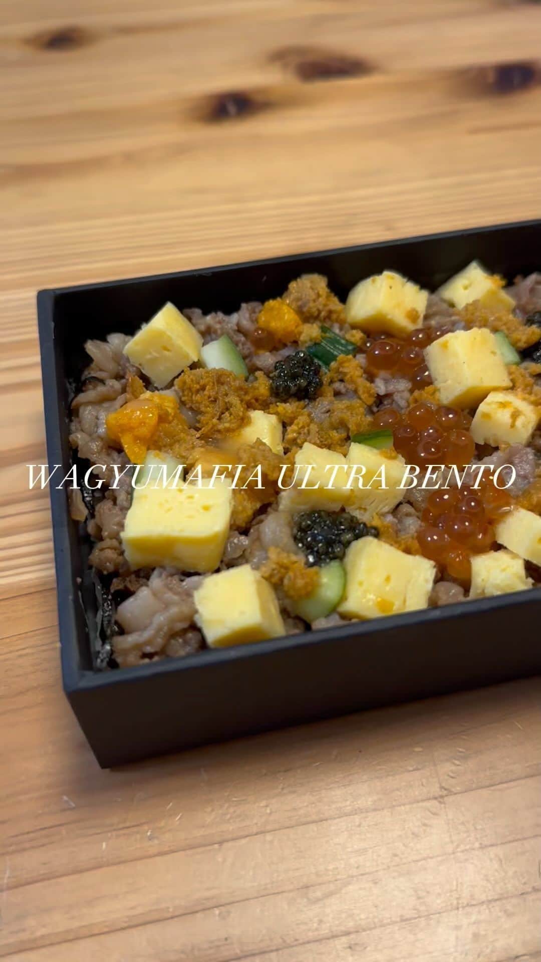 のインスタグラム：「WAGYUMAFIAが手掛ける高級駅弁が販売されます！1つ5,500円という今までの駅弁ではあり得ないくらい高級の価格ですが、ウニやイクラ、キャビア、尾崎牛などが入った贅沢な弁当です。  #WAGYUMAFIA #高級弁当 #BENTO #和牛 #WAGYU」
