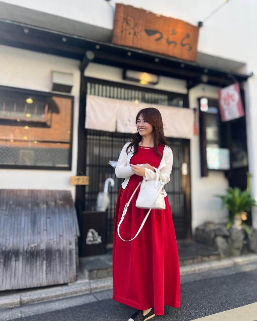 大井智保子のインスタグラム：「🧣👠🎒  広島ではなんとなく着づらかった 真っ赤のワンピースを京都で初おろし😍  全身真っ赤は ꥟赤道直火꥟のエルドレッドを思い出すよ‼︎  ちかちゃんが撮ってくれました🫶  今日も会える、うれしい♡  #京都 #旅 #kyoto #ワンピース #ワンピースコーデ #cocodeal #ココディール #赤 #red #gu」