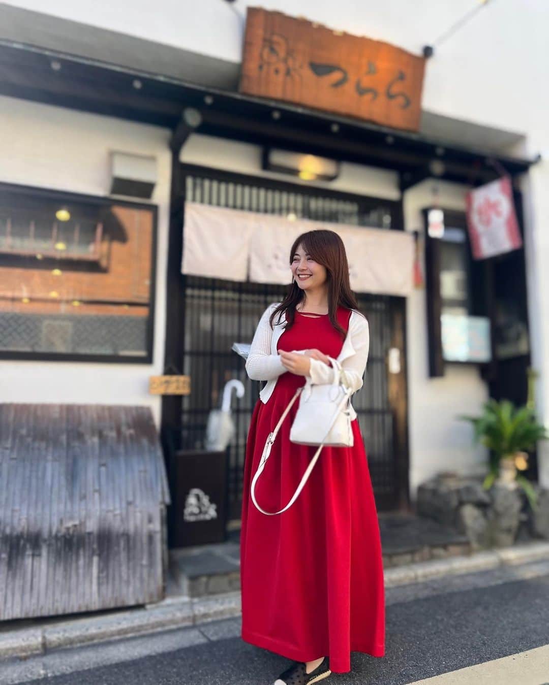 のインスタグラム：「🧣👠🎒  広島ではなんとなく着づらかった 真っ赤のワンピースを京都で初おろし😍  全身真っ赤は ꥟赤道直火꥟のエルドレッドを思い出すよ‼︎  ちかちゃんが撮ってくれました🫶  今日も会える、うれしい♡  #京都 #旅 #kyoto #ワンピース #ワンピースコーデ #cocodeal #ココディール #赤 #red #gu」