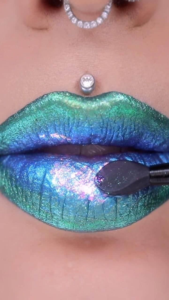 ヤスミナ・ダニエルのインスタグラム：「What would you call this lip? 💙💚  @nyxcosmetics smooth whip ‘feelings’ @halfmagicbeauty mouth cloud ‘excuse me sir’ @danessa_myricks lightwork volume V palette ‘abundant & strong’ & infinite chrome flakes ‘confetti’   #lipart #makeup #oddlysatisfying」