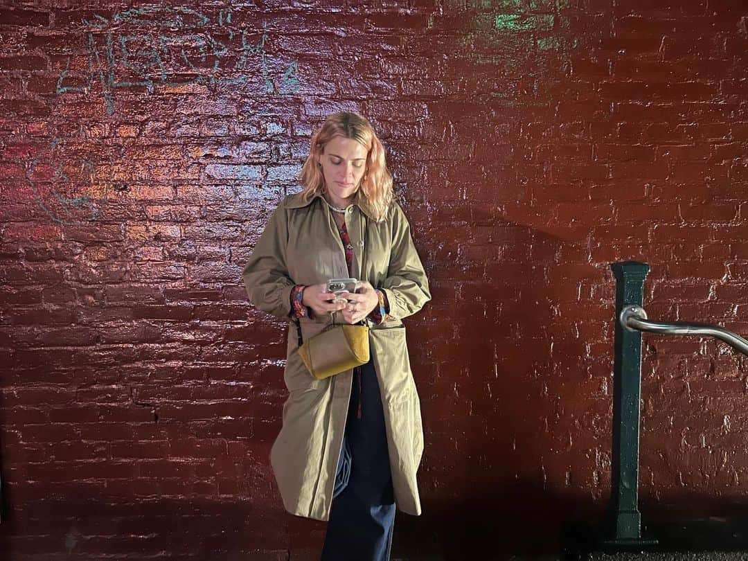 シャノン・ウッドワードのインスタグラム：「@busyphilipps is my friend I’ve known for almost twenty years, but now is my local hero bestie. She also looks very cool by the subway?」