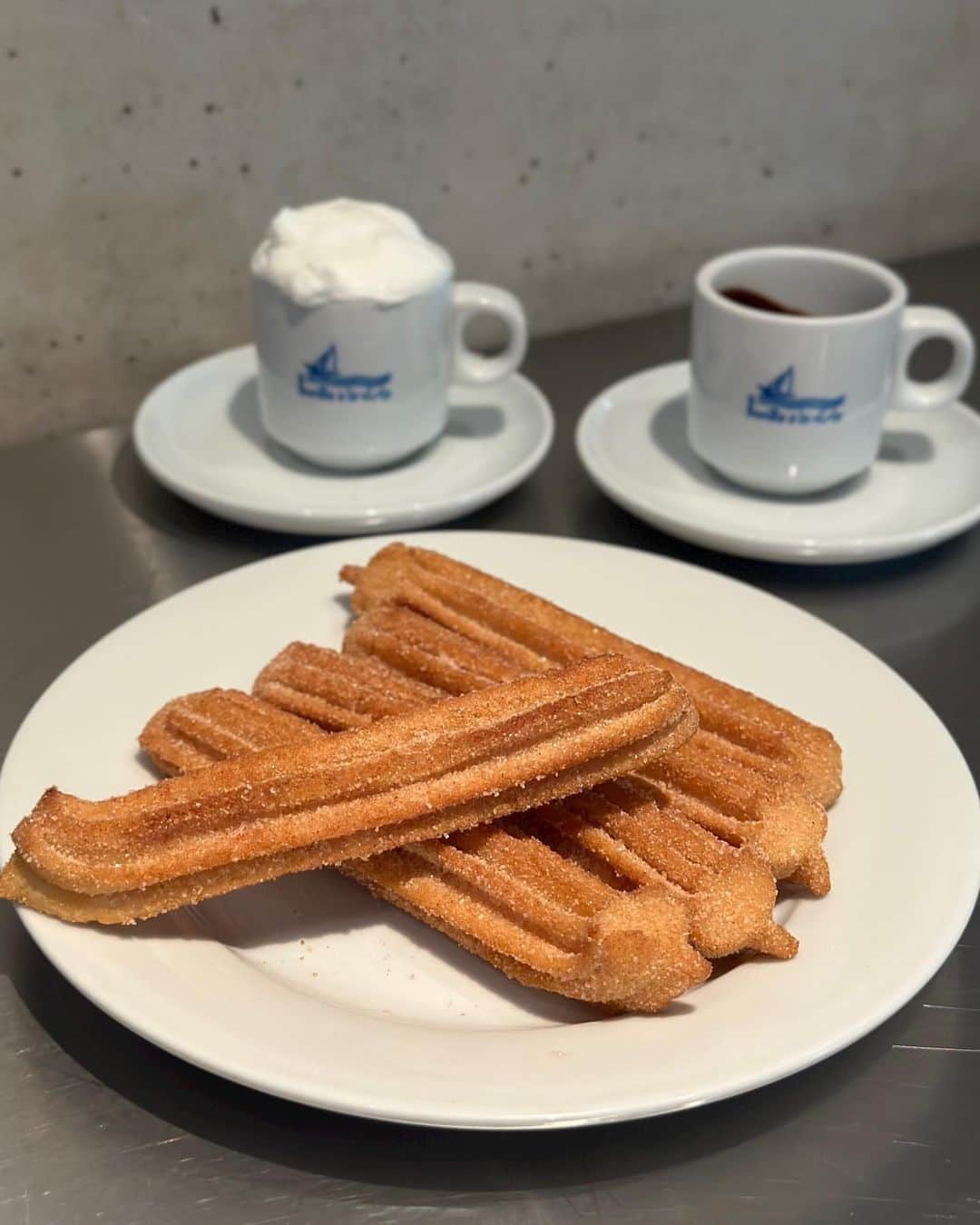 黒田麻理耶のインスタグラム：「🇰🇷☕️ . 韓国で流行っているチュロス🧡 漢南洞にある「Bonilla churros(@bonillaalavista)」へ✨ スペイン発のチュロス店でアジア1号店らしい🙋‍♀️ 日本語メニューもあったよ☺️ . ■チョコディッピングチュロス □ホイップクリーム追加 ■カフェラテ . チュロスは店内で揚げていて、 油っぽさが無くサクサクで美味しかった〜😋❣️ チョコレートをたっぷり付けて、 ホイップクリームも追加して大正解〜💯 お会計は1,500円ちょっとでした💴 . #Bonillachurros  #ボニラチュロス  #韓国 #韓国カフェ  #韓国グルメ  #韓国チュロス #韓国旅行  #まりさと旅行  #mariyagourmet」