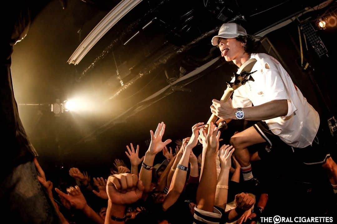 あきらかにあきらのインスタグラム：「昨日は久々の福岡Queblickにてライブでした。初めてきた時のチケット代の安さとか、セトリを見たりすると成長を感じられましたなあ。 激レアの180人ライブ目撃してくれた強運の持ち主たちありがとうございました！ これから九州地方全県を放浪していきたいと思います。全箇所ソールドアウト！楽しむぞ！ 鋭児も4カ所よろしくね！  📸 @koheisuzukiphoto」