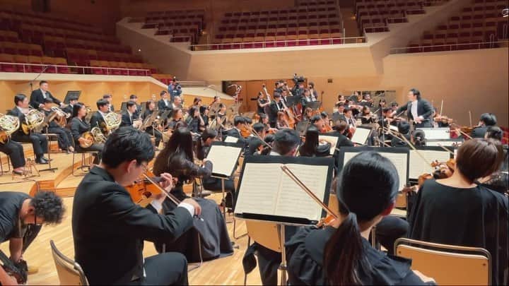 反田恭平のインスタグラム：「Looking forward to seeing you at the concert. #Suntory presents “Special Concert with @japan_national_orchestra “   F.Chopin / Piano Concerto No.1 Op.11 J.Brahms / Symphony No.1 Op.68  ーーーーーーー 今日は皆んなで燕尾服や本番服を着て、来年テレビで放送されるプログラムの収録しました。 発表するのがとても楽しみですが、先に少しだけ模様をお届け🙋‍♂️ 明日はサントリー主催の特別コンサート。 特別なウイスキー「響」を見たり、試飲も実際に出来たりすると言う事なのでじっくり楽しんでください。 お酒の都合上、２０歳以下の方は御来場出来ないのですが当日若干数席を開放するらしいので、ショパン/協奏曲1番 & ブラームス/ 交響曲第1番、是非聴きに来てね！！  #サントリー #ウイスキー #響 #hibiki  #Brahms #symphony #chopin #piano #concerto #japannationalorchestra #jno #kyoheisorita #反田恭平」
