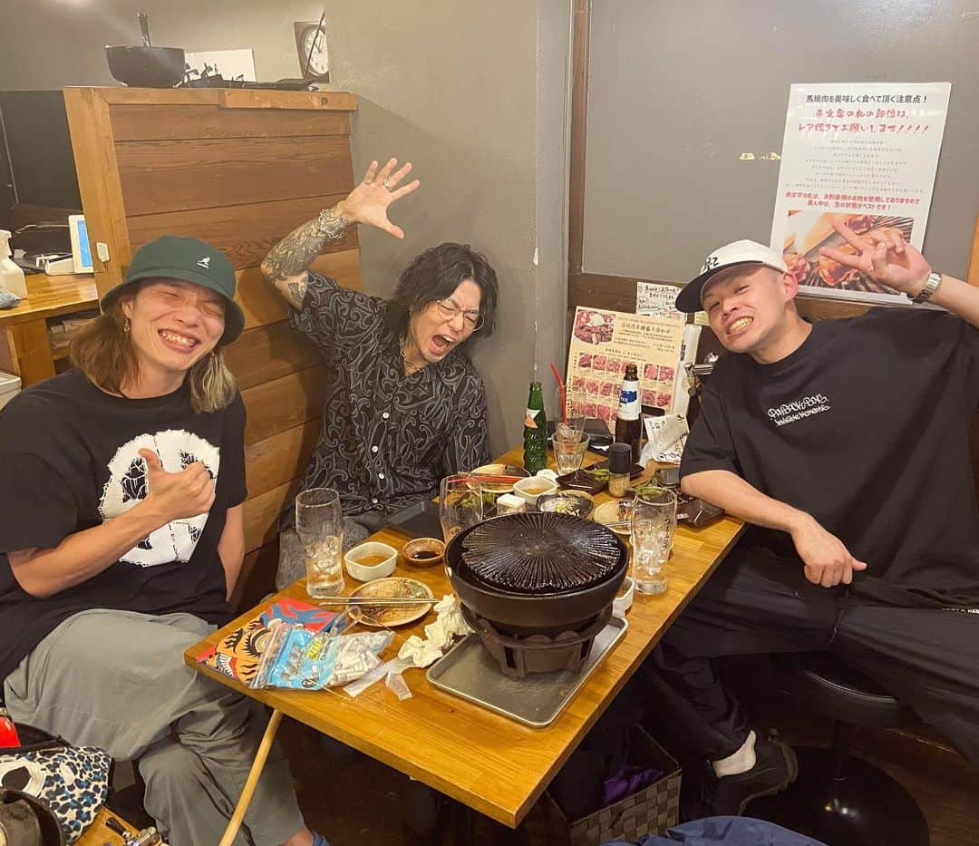 Katsuma さんのインスタグラム写真 - (Katsuma Instagram)「今年出会ったクソイケドラマー モロ君 @moro_drums  セキノ君 @axc666  2人と馬肉食ってきた🐴🥩🔥  カッコイイ先輩からはこの人みたいにならないとなって思わされるし ヤバい後輩からはケツ突かれまくるしで、 各世代のすげードラマーと話すとマジでモチベーション上がりまくるわ🥁🔥  常に上昇志向でいれるのはやっぱそう思わせてくれる人間が常に周りにいてくれるからだな。 いい日だった〜！！  #帰りに2人を車に乗せ家に送るため走りだし #まずモロ君を降ろし #助手席にセキノ君 #運転席俺 #談笑しながら都内を走る私の車 #パトカーにつけられる #停められ職質される #職質の判断基準を聞いたところ #まあいろいろ言ってたけど結局見た目だと #お仕事お疲れ様です #けど一個言わせてもらおう #絶対俺ではない #セキノのせいだ」10月12日 1時49分 - katsuma_drums