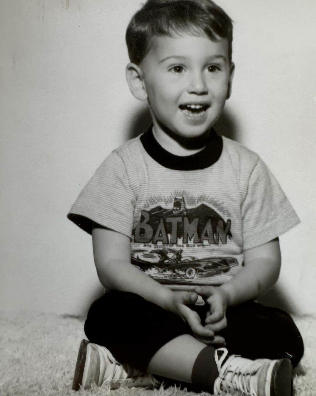 アダム・シャンクマンのインスタグラム：「This little boy survived brutal bullying, cruelty, being beaten, egged, discrimination, anti LGBTQ laws, the AIDS crisis, the fight for marriage equality, alcoholism and severe depression. This little boy just wanted to be safe and happy and sing and dance and have friends. And once this little boy came out, a whole world opened to him. He found his creative voice, he sang and danced, and he had a whole community and family of loving friends. He was a part of making hundreds of movies and tv shows and plays, he produced the freaking Oscars. And all because he jumped off the scariest cliff of all and became his true self, out loud, and out in the open. He came out and said I’m me and I’m worth living and I’m worth loving.  Yea, this little boy is me,  and the journey has not always been easy (often it’s been difficult in ways  no one would wish on that sweet little boy) but here I am. Proud of the man that kid became no matter how many people wanted him gone not because of who he was / is, but because of “what” he was / is.  Well, what I am, is a person. A human being. A brother, a son, a friend, a romantic partner, a collaborator, a colleague, a director, a producer, a dancer, and A JEW, and I’m GAY AF.  Please, come out of the dark and into the light and join me in being who you truly are, and let’s just do the work we can to make this a better world. It all starts with us.  Happy #nationalcomingoutday🌈」