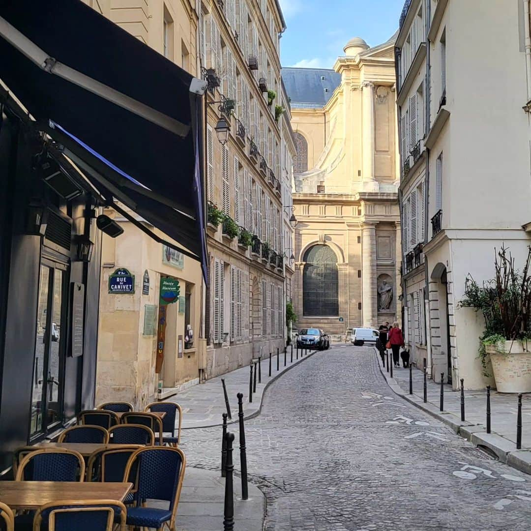 メリティナ・スタニウタさんのインスタグラム写真 - (メリティナ・スタニウタInstagram)「Golden hour a Paris   #paris #France #goldenhour #black #totalblack #parisianstyle #streetstyle」10月12日 1時44分 - melitinastaniouta