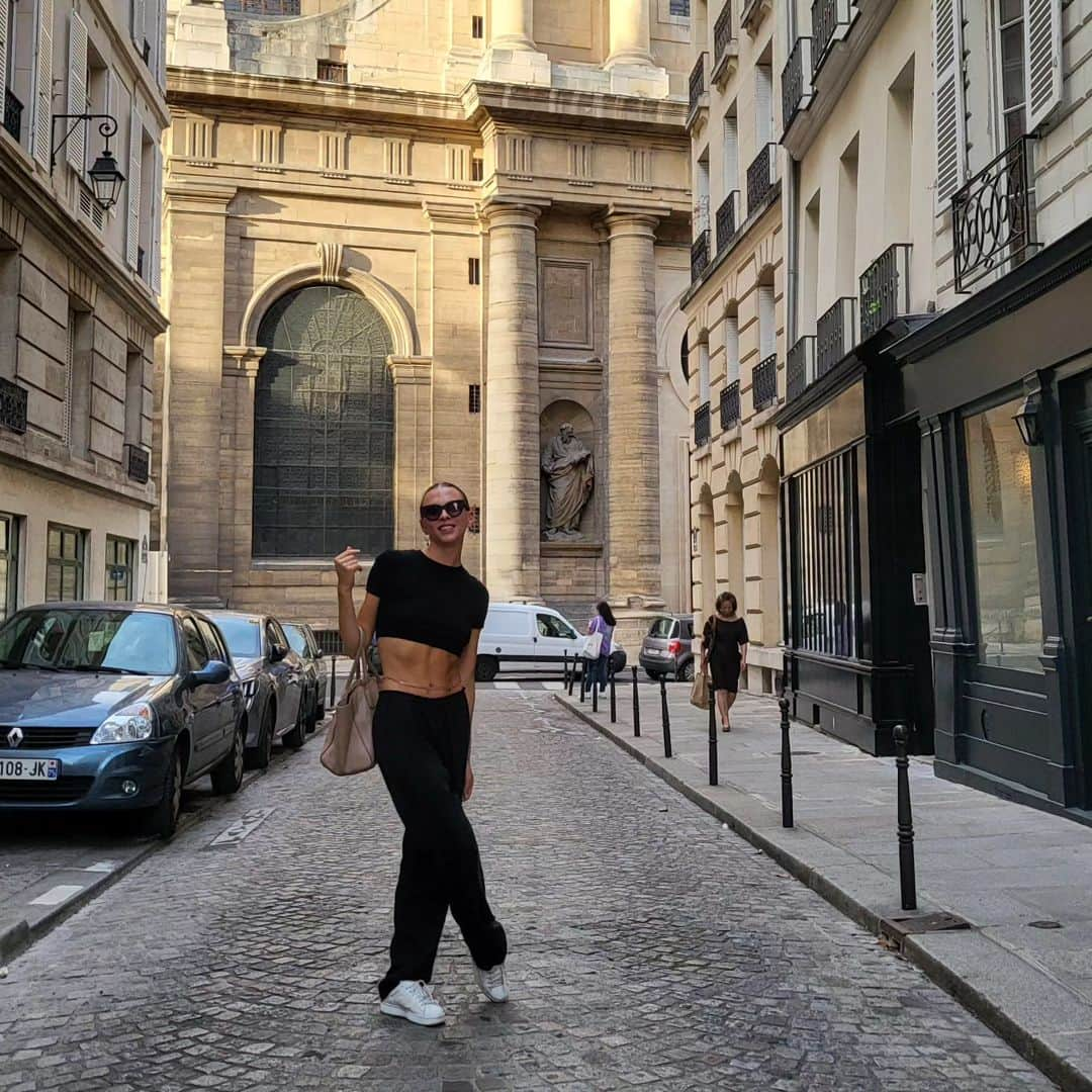 メリティナ・スタニウタさんのインスタグラム写真 - (メリティナ・スタニウタInstagram)「Golden hour a Paris   #paris #France #goldenhour #black #totalblack #parisianstyle #streetstyle」10月12日 1時44分 - melitinastaniouta