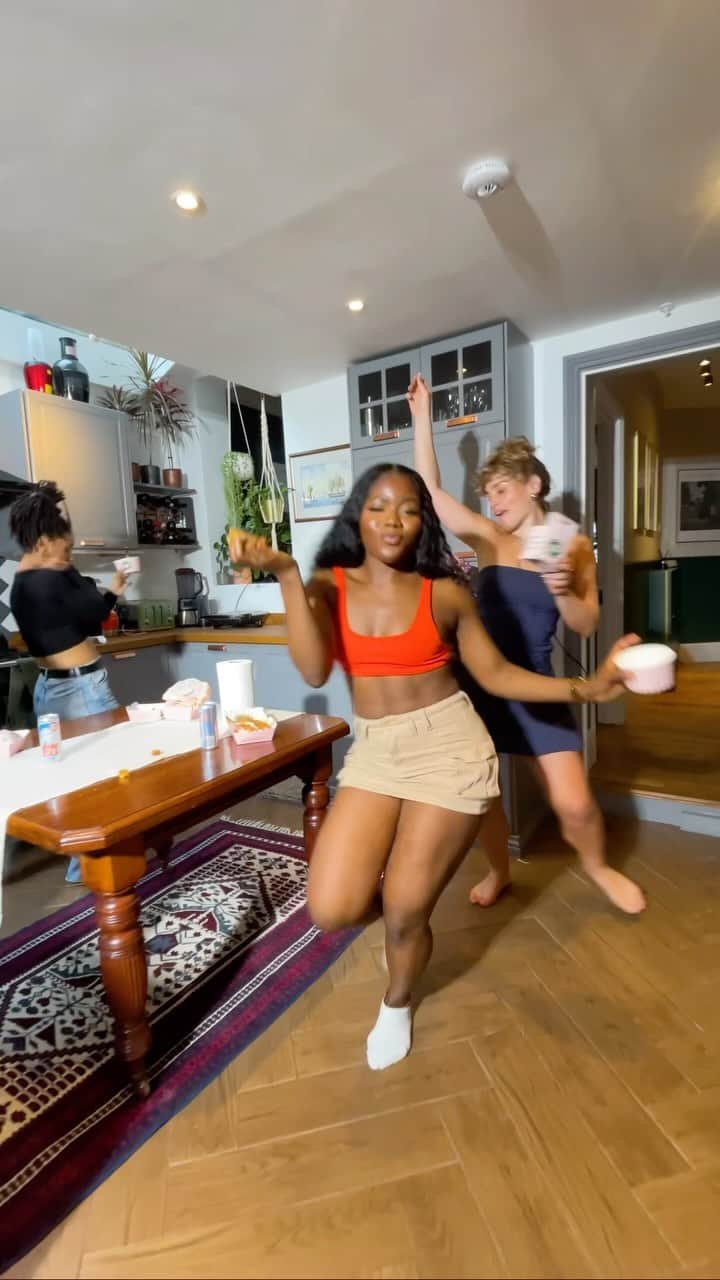 Fuse ODGのインスタグラム：「I was deffo In my element here! Food + Dance 😅  💃🏽: @onyinyejf_ @rachel.mckellow @dettemoko @anaismoves  🎵: @fuseodg   #teels #dance #vibes #whineanddinechallenge #fuseodg #3eakam #nwe #chopdaily」