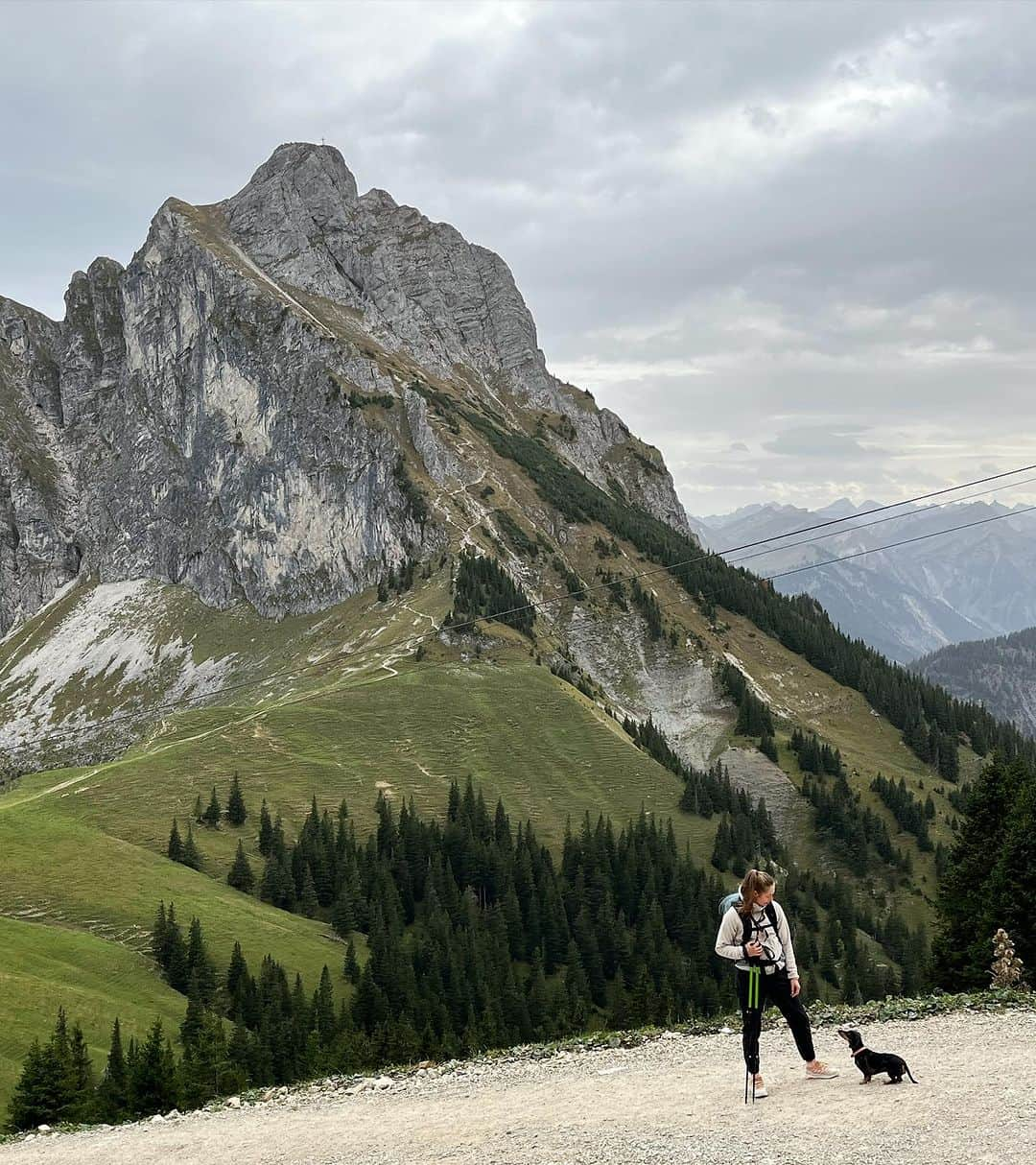 ジーナ・ルケンケムペルのインスタグラム：「Offseason was great ⛰️🐶🐴 but I can’t wait to get back to full work 🔥  #offseasonphotodump  #teamlückenkemper #teamlueckenkemper」