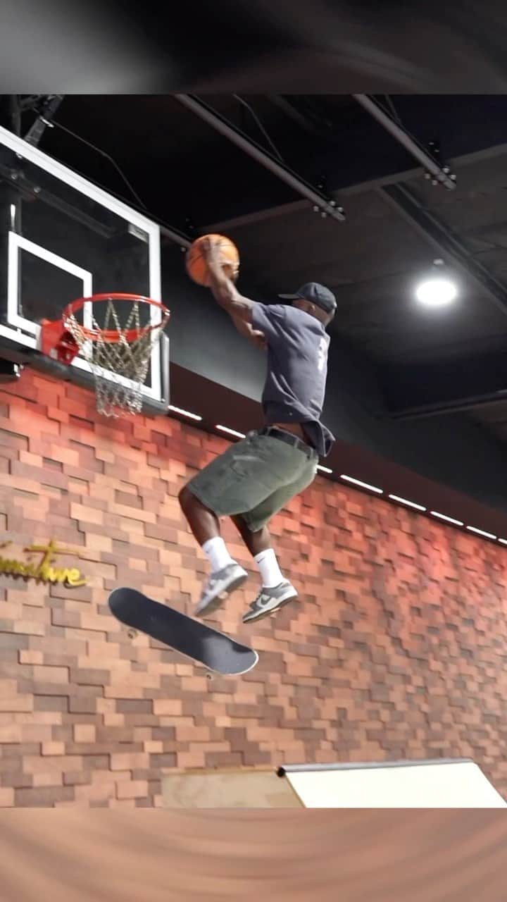 ダショーン・ジョーダンのインスタグラム：「Drop a 💯 if you want to see a skate dunk contest 🛹 energy boost from @drinkaccelerator ⚡️#dunkademics #dunk」