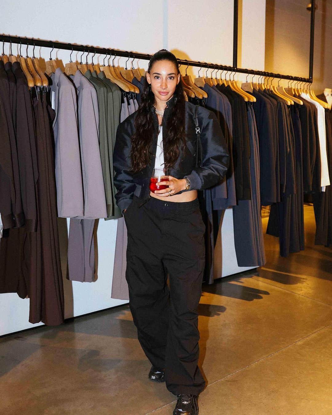 のインスタグラム：「Throngs of stunning models, fashion insiders, and stylish industry folks descended on the Meatpacking District in NYC last week to celebrate the launch of @theory__’s latest capsule: Lucas Ossendrijver’s Fall 2023 Theory Project collection.   Here’s a taste of what went down, head to our link in bio for more. #TheoryProject.  📸: @jacob.consenstein」