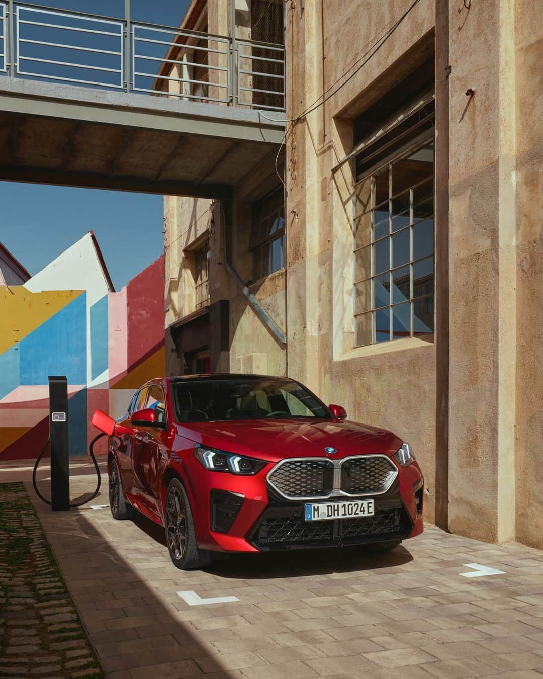 BMWのインスタグラム：「Express yourself. The first-ever BMW iX2 with a unique new silhouette. 100% electric.  #THENEWiX2 #BMWiX2 #BMW #BMWi #BMWElectric __ BMW iX2 xDrive30: Combined power consumption: 17.7–16.3 kWh/100 km. Combined CO2 emissions: 0 g/km. Electric range: 417–449 kilometers. All data according to WLTP. Further info: www.bmw.com/disclaimer」