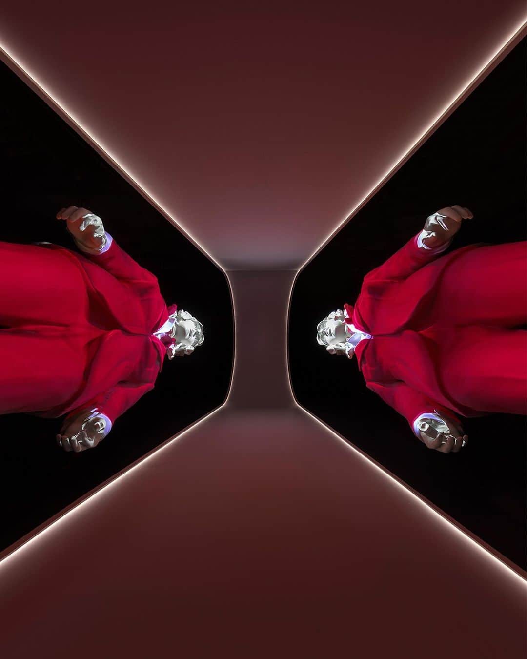 グッチのインスタグラム：「There is a Cosmos in you.   The traveling archival exhibition, Gucci Cosmos, traces the story of the House through immersive experiences envisioned by Es Devlin and a special curation by Maria Luisa Frisa that spans the House’s earliest designs to the most recent Spring Summer 2024 collection by Creative Director Sabato De Sarno. ​  #GucciCosmos #EsDevlin #MariaLuisaFrisa #SabatoDeSarno」
