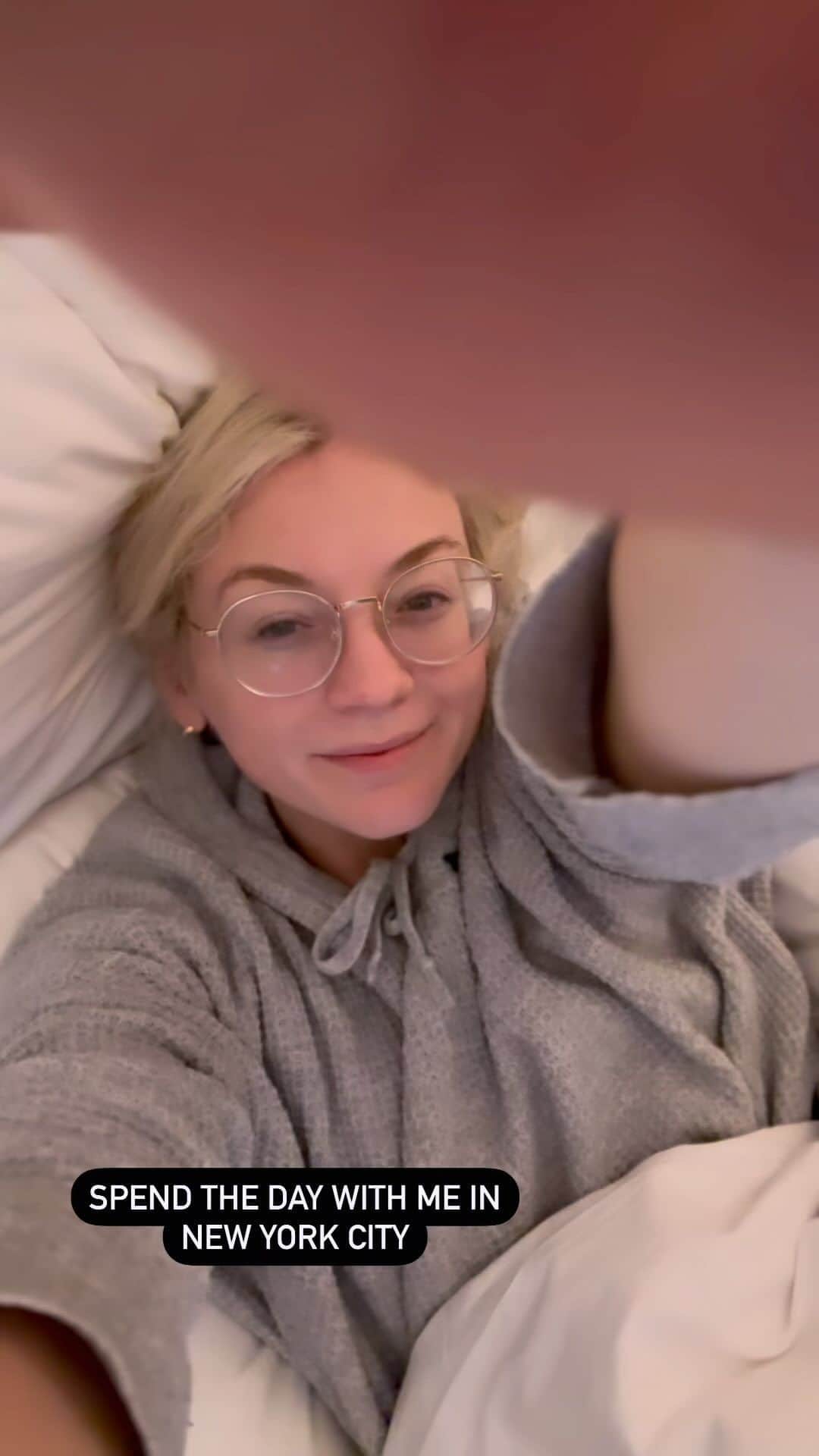 エミリー・キニーのインスタグラム：「Spend the day with me in NYC!  Last week was a very busy week as I attended rehearsals for my City Winery show, took meetings, and tried my best to stay caffeinated and well fed. Luckily I had a cozy and convenient  place to to call home for the week: The James Nomad. @jamesnomadny」