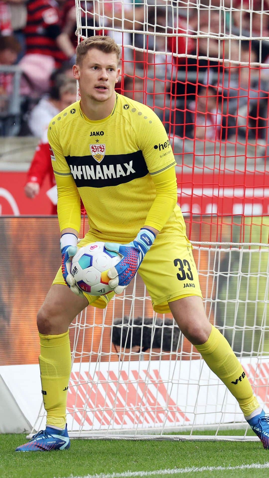 VfBシュトゥットガルトのインスタグラム：「Allen Weiß-Roten einen schönen Feierabend! ✌️⚪️🔴   #VfB #Nübel #vfbstuttgart #vfbstuttgart1893 #auscannstatt #furchtlosundtreu #VfBInsta」