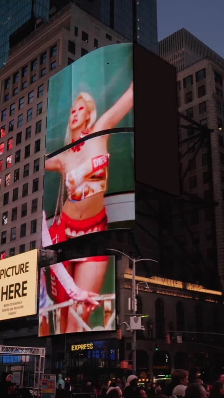 ディーゼルのインスタグラム：「Good D found in Times Square.   The #DieselFW23 “Find the D” campaign is broadcast in New York City’s Times Square. The campaign is inspired by children’s puzzle games and tweaked to reflect Diesel’s irreverent sense of humor. Shot in Breganze, Italy, home of Diesel HQ, the campaign stars hundreds of Diesel staff members wearing the fall collection and posing in playfully absurd scenes.   See more at the link in bio.   #ForSuccessfulLiving」