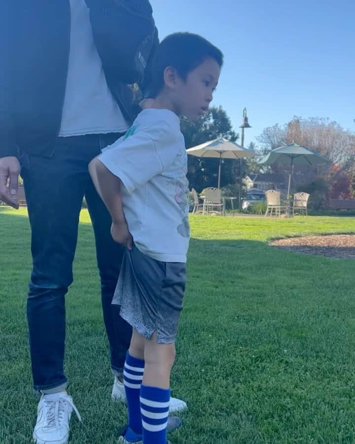 珠華ゆふのインスタグラム：「①じゅんじゅんサッカー始めたよ⚽️ ②ソファでりんご食べながら足を振る和華😂 ③ばぁばとねぇねとNapaのワイナリーに行ってきました🍷 このBacciっていうワイン葡萄の味がよくわかって最高に美味しい😍 ④⑤ワイナリーと私の可愛いバスケット🧺💓 ⑥ワイナリーの建物ってどうしてこんなに魅力的なんだろう😍  #メンタル #メンタルコーチング #メンタルトレーニング #宝塚 #宝塚og #宝塚受験 #バレエ #フィギュアスケート #パフォーマンスアップ #サンフランシスコ #ベイエリア #アメリカ生活」