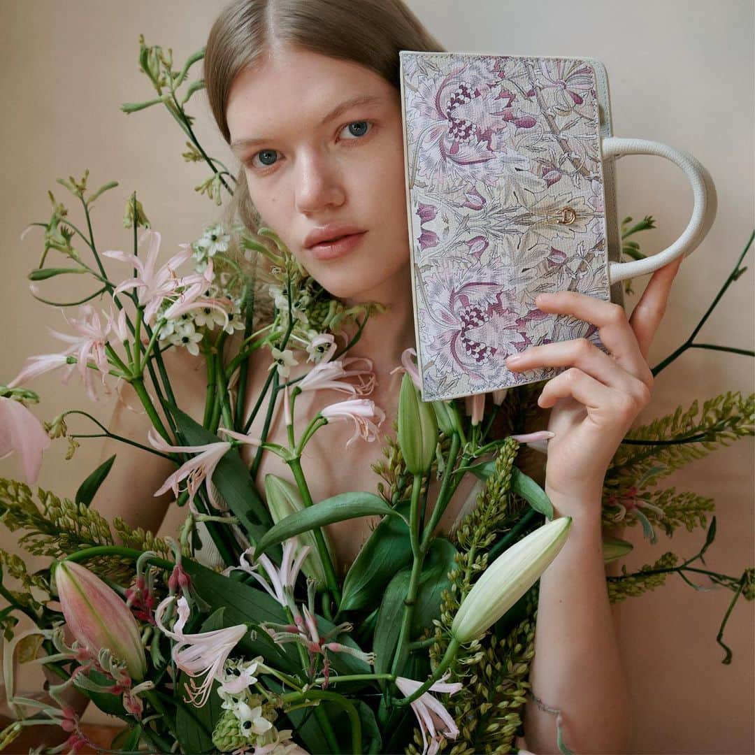 のインスタグラム：「The #AIGNER Cybill Bag Honeysuckle presented at the show in Milan abounds with a floral pattern inspired by the works of William Morris. The pattern is applied to the leather with a special digital printing technique. Like all signature Cybill Bags, the Honeysuckle is handmade in AIGNER’s partner factory in Italy and stands for detailed craftsmanship and the highest quality materials.   Get yours in stores and at aignermunich.com   #AIGNERSS24」