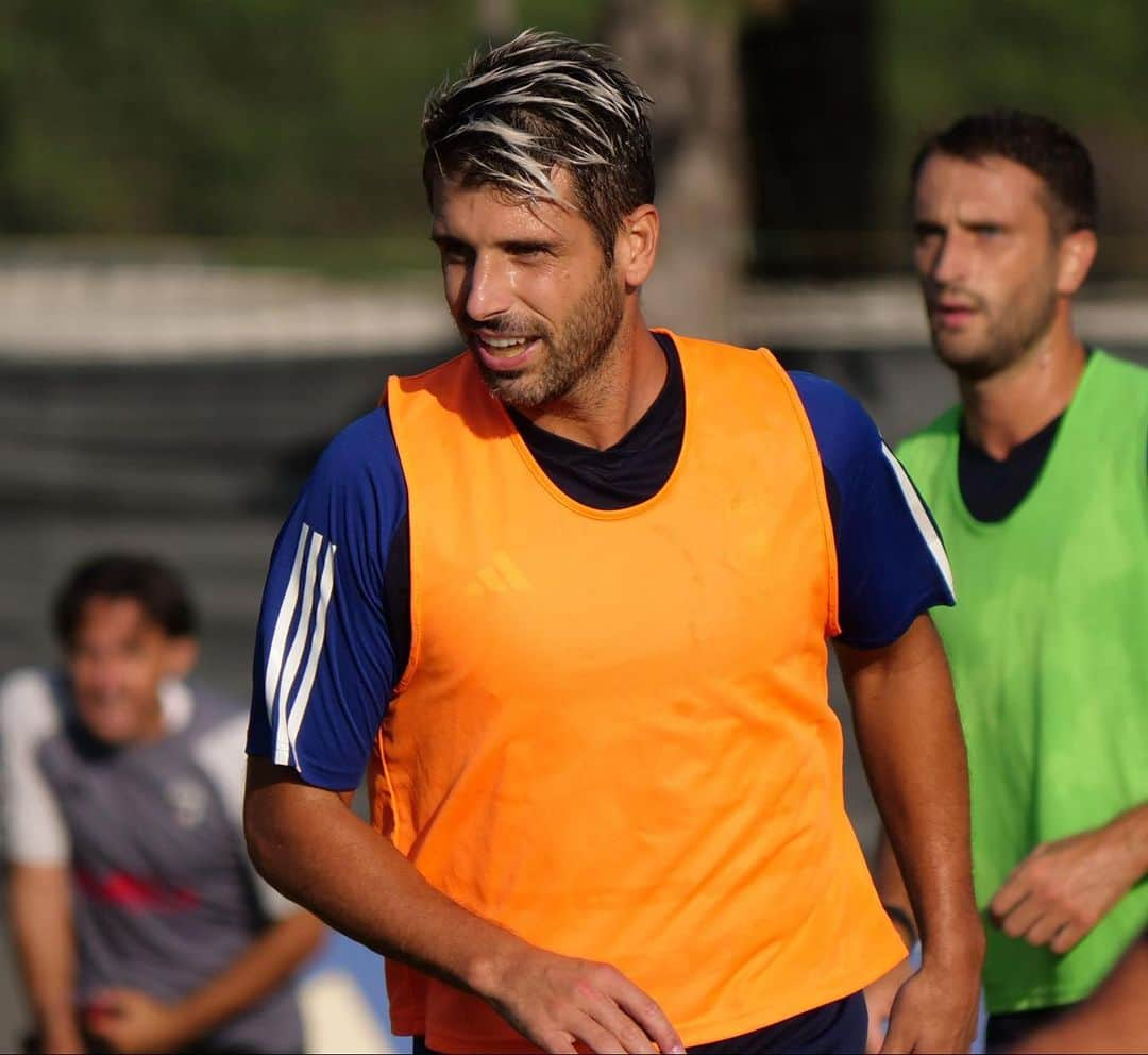 ミゲル・ヴェローゾさんのインスタグラム写真 - (ミゲル・ヴェローゾInstagram)「Il lavoro continua sfruttando la sosta! 🏃‍♂️⚫️🔵 #training #Pisa @pisasportingclub」10月12日 2時24分 - miguelvelosoofficial