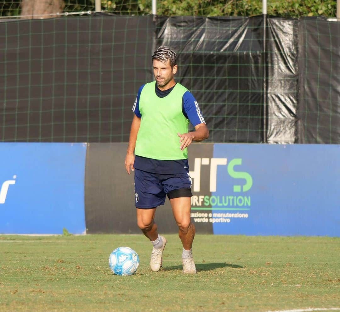 ミゲル・ヴェローゾのインスタグラム：「Il lavoro continua sfruttando la sosta! 🏃‍♂️⚫️🔵 #training #Pisa @pisasportingclub」