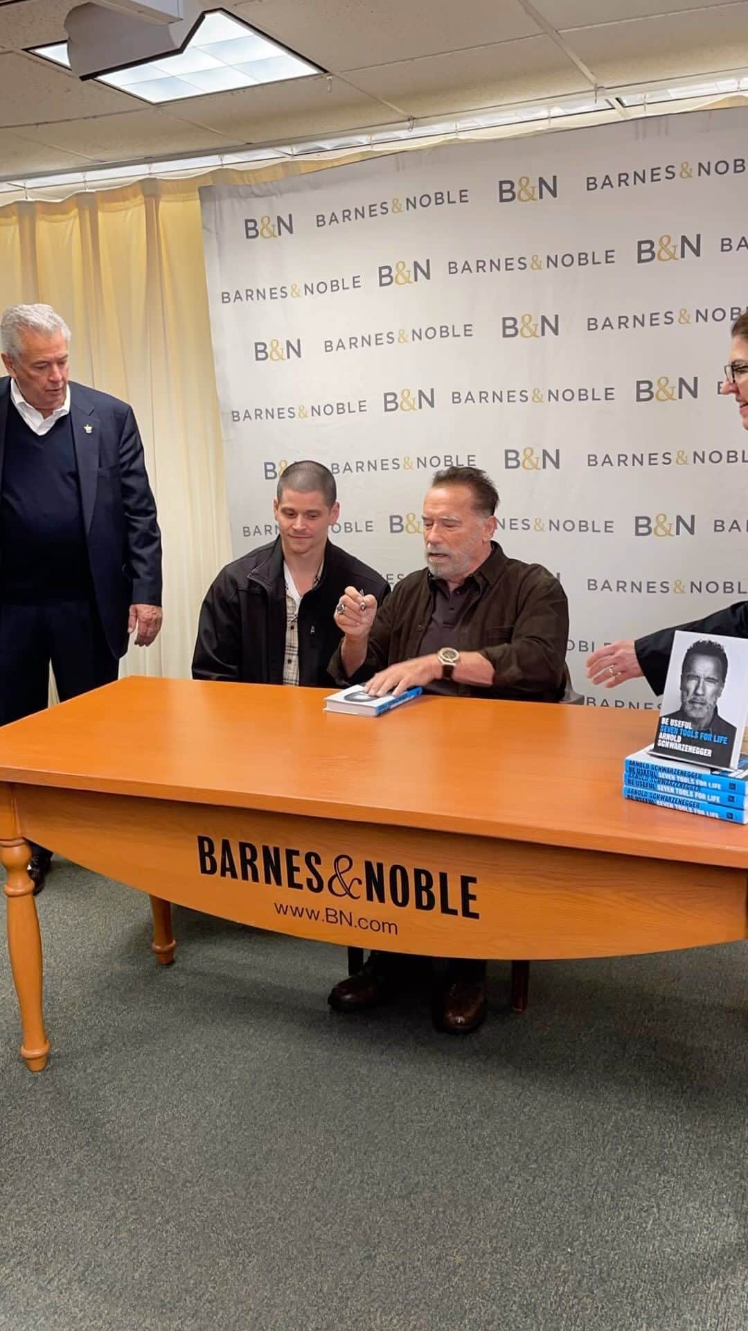 アーノルド・シュワルツェネッガーのインスタグラム：「I love meeting my fans! What a fun event at @bnfifthavenue in New York. Let’s build a positive army of useful people!」