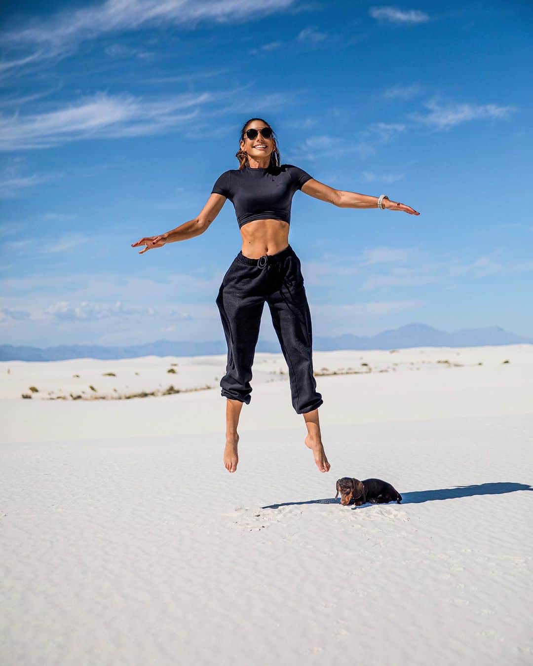 ヴァレンティン・トーマスのインスタグラム：「White Sands, New Mexico. What an epic place! Even though it was only 75F outside, we walked about 1/4 mile out in the desert and it felt like over 100. Definitely be careful hiking there! Will never forget this place 🩵 📷 @danielf86」