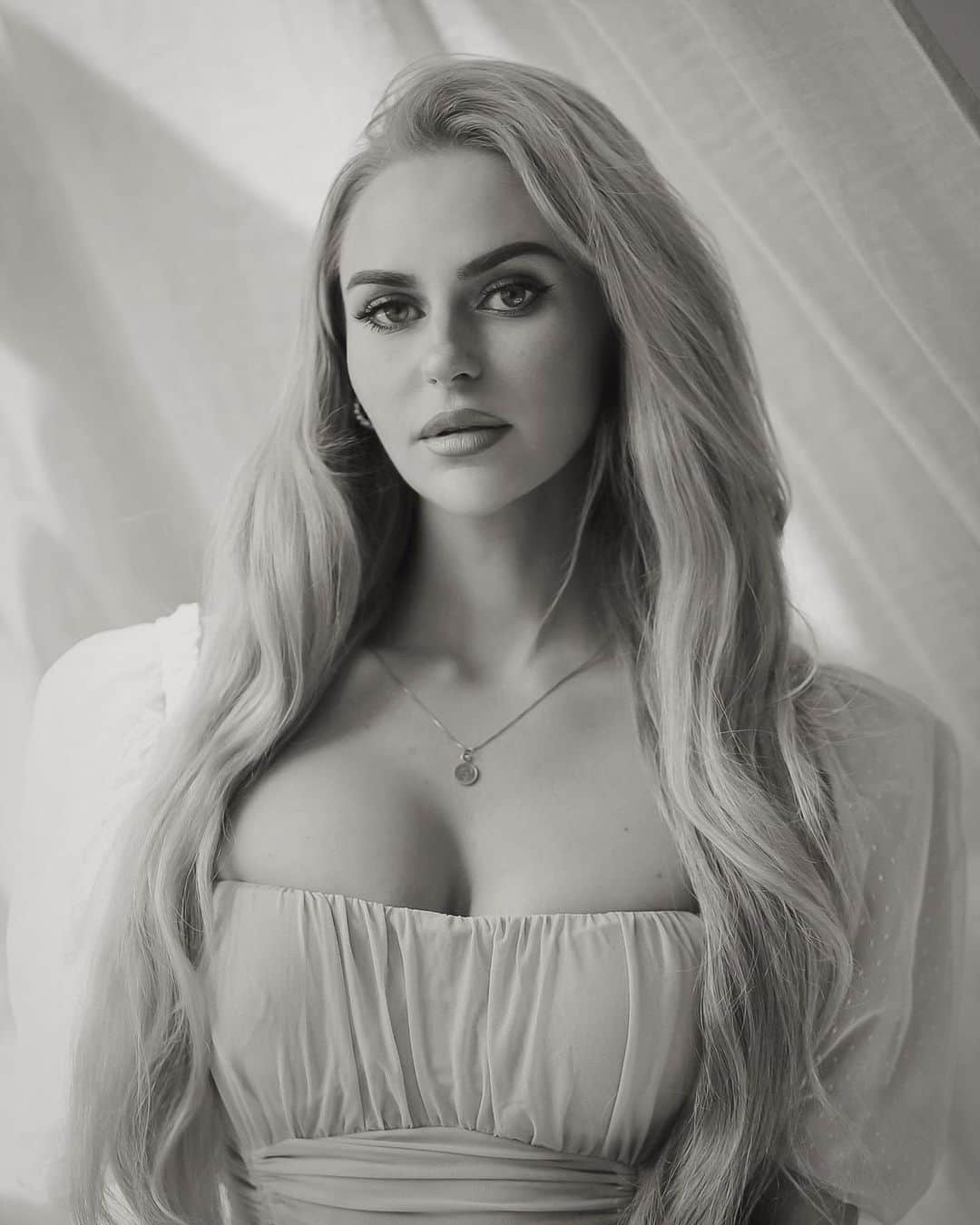 Anna Nyströmのインスタグラム：「Portrait 🕊️」
