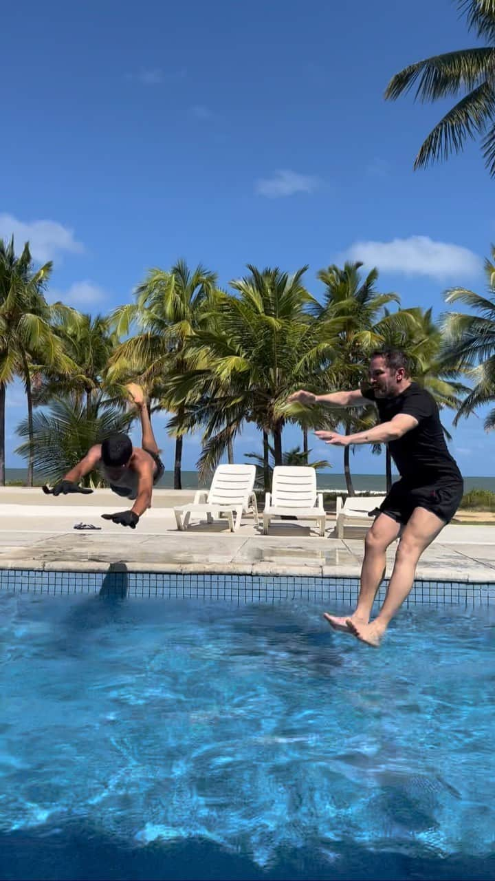 アレッサンドロ・ローザ・ヴィエイラのインスタグラム：「Hoje foi dia de @luvadepedreiro 🏊‍♂️ futebol ⚽️✅😂😂  #Receba」