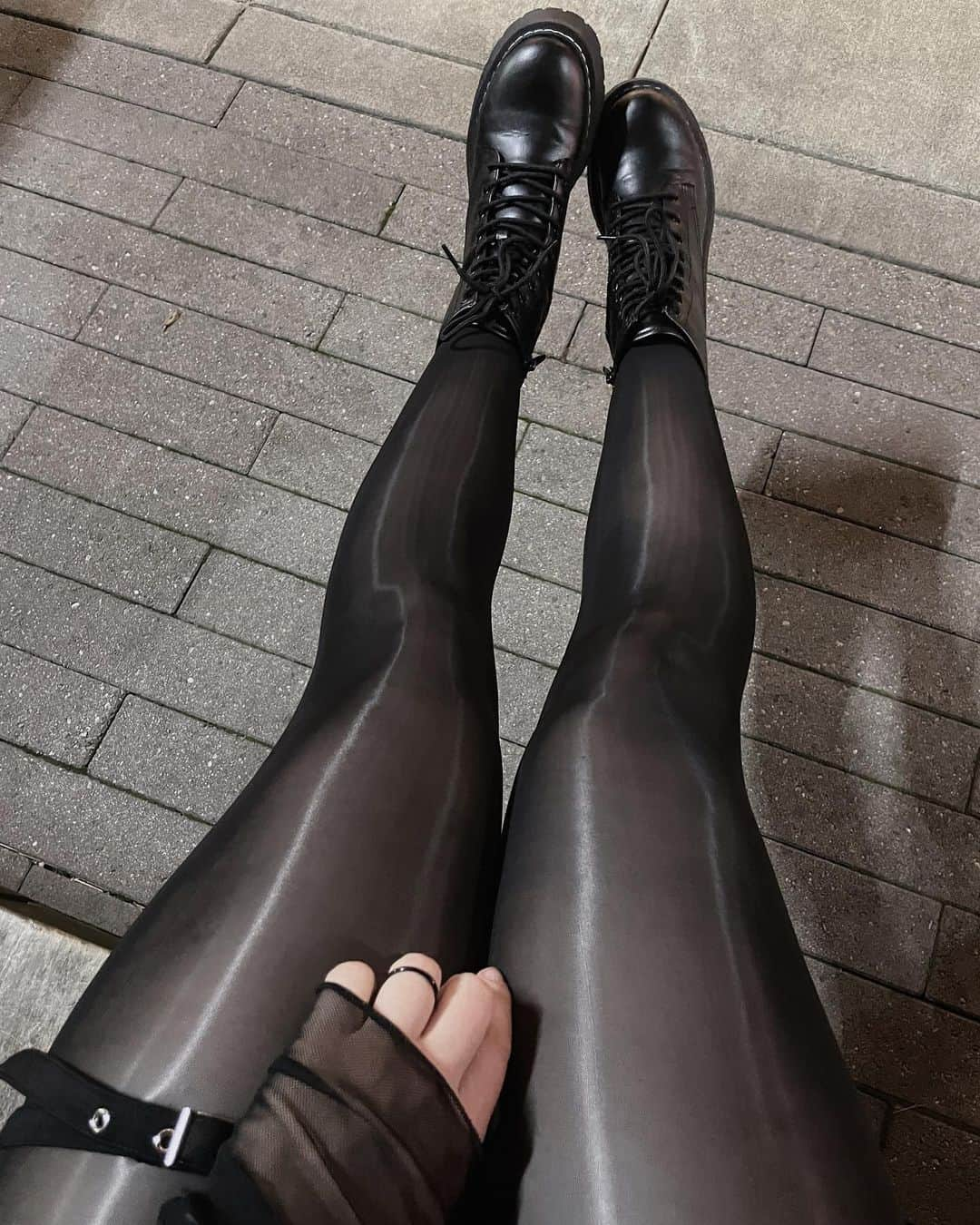 Tessaさんのインスタグラム写真 - (TessaInstagram)「✨🖤Shiny leggies🖤✨  The first photo went a lil bit viral on twitter and is now being reposted a bunch so I may as well post it here lol 🥹  I get all my glossy tights on aliexpress!  #goth #gothgirl #tights」10月12日 2時44分 - hiso.neko