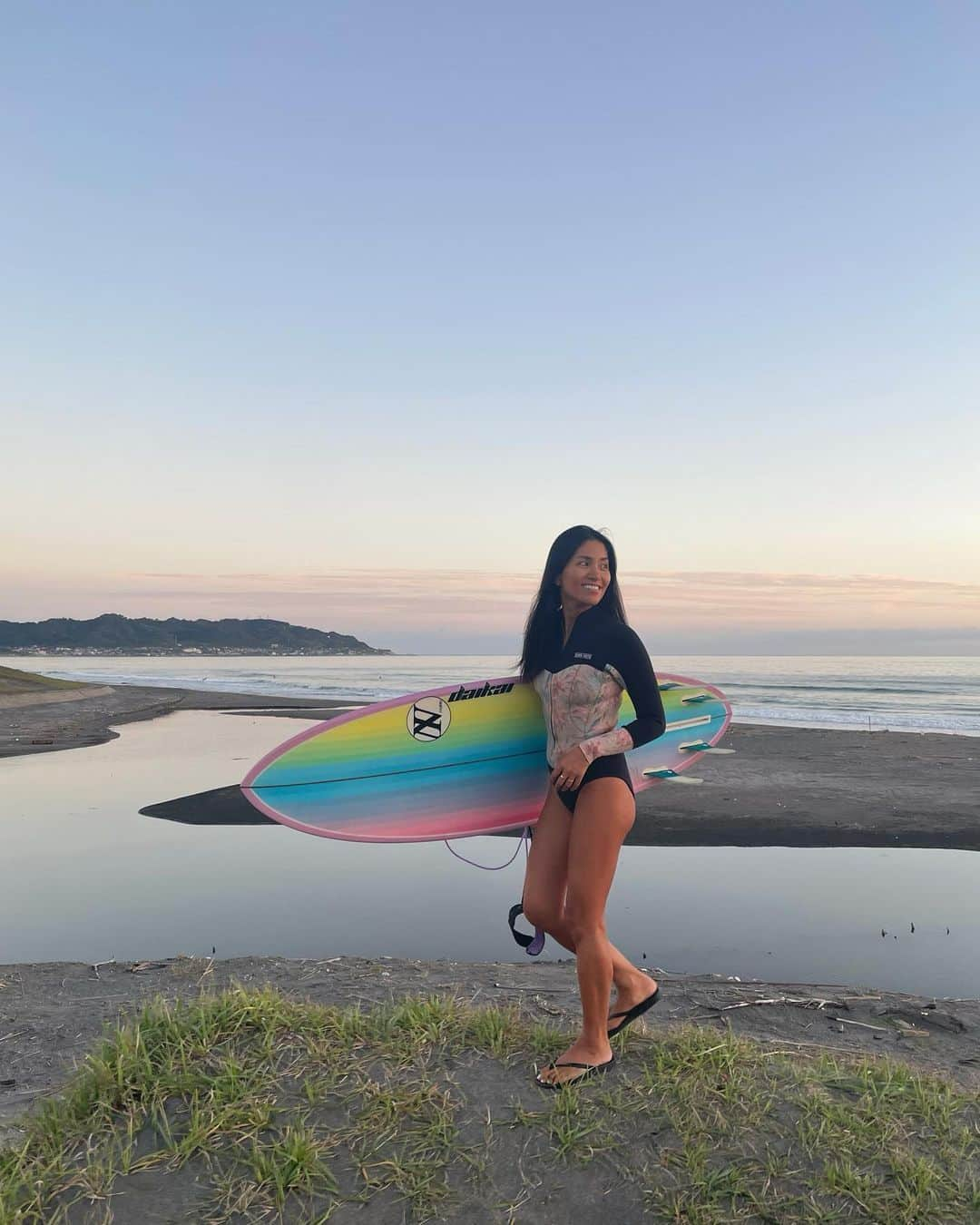 清宮佑美のインスタグラム：「先日半年ぶりに夫婦でサーフィンしました🏄🏾‍♀️🏄🏾‍♂️ しかも陽が沈む30分だけ😂 夫はこの半年1日も休みが無いので 本当に半年振りのサーフィンだったみたい🫢 良い波に乗れた訳では無かったけど 誰も居ない海にパドルアウトして 一刻一刻、変わりゆく空を一緒に眺めてるだけで 夫が常々言う"マインドリッチ"(気持ちが満たされていること)を感じる幸せな時間を過ごせました😌 そんな 夫が造るホテルは 他には無いと断言出来る マインドリッチを体現出来るホテルです🏨🌿 自然との調和や心地良い瞬間を感じて貰えると思います☺️☺️ 丘の上にある大自然に囲まれた非日常を味わえる究極のプールクラブ。 300種以上の様々な珍しい植物が敷地内に植えられていて つい日本(千葉)に いることを忘れてしまいそうになります。少々虫が多いのが醍醐味でもあり 難点でしたが これからの季節は虫も減って 一段とサンセットや星が綺麗です💫 真冬に水着で1日過ごすことが出来るBPCのHOT POOLをぜひこの冬、体験しに来てください♥︎ @botanicalpoolclub   #BOTANICALPOOLCLUB #BPC #マインドリッチ #鋸南町 #千葉 #コンセプトホテル #サウナ #プール」