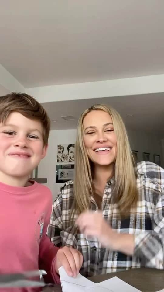 Peta Murgatroydのインスタグラム：「Toxic Stress in children- it’s a big one and I’m glad today I can share a website called First 5 California that has a bunch of tips and tricks to help your child and family through it. #sponsored In California, 1 in 3 children are at risk of toxic stress (that’s crazy!)  from many different things…. It could be from abuse, hearing harsh language, unfair treatment, violence or even a painful loss. If your family is experiencing toxic stress please consider going to First 5 California and getting the help you need.   @first5california #First5California #StrongerStarts #HealingHugs #StopToxicStress   (This video was shot back when I was pregnant🤰)」