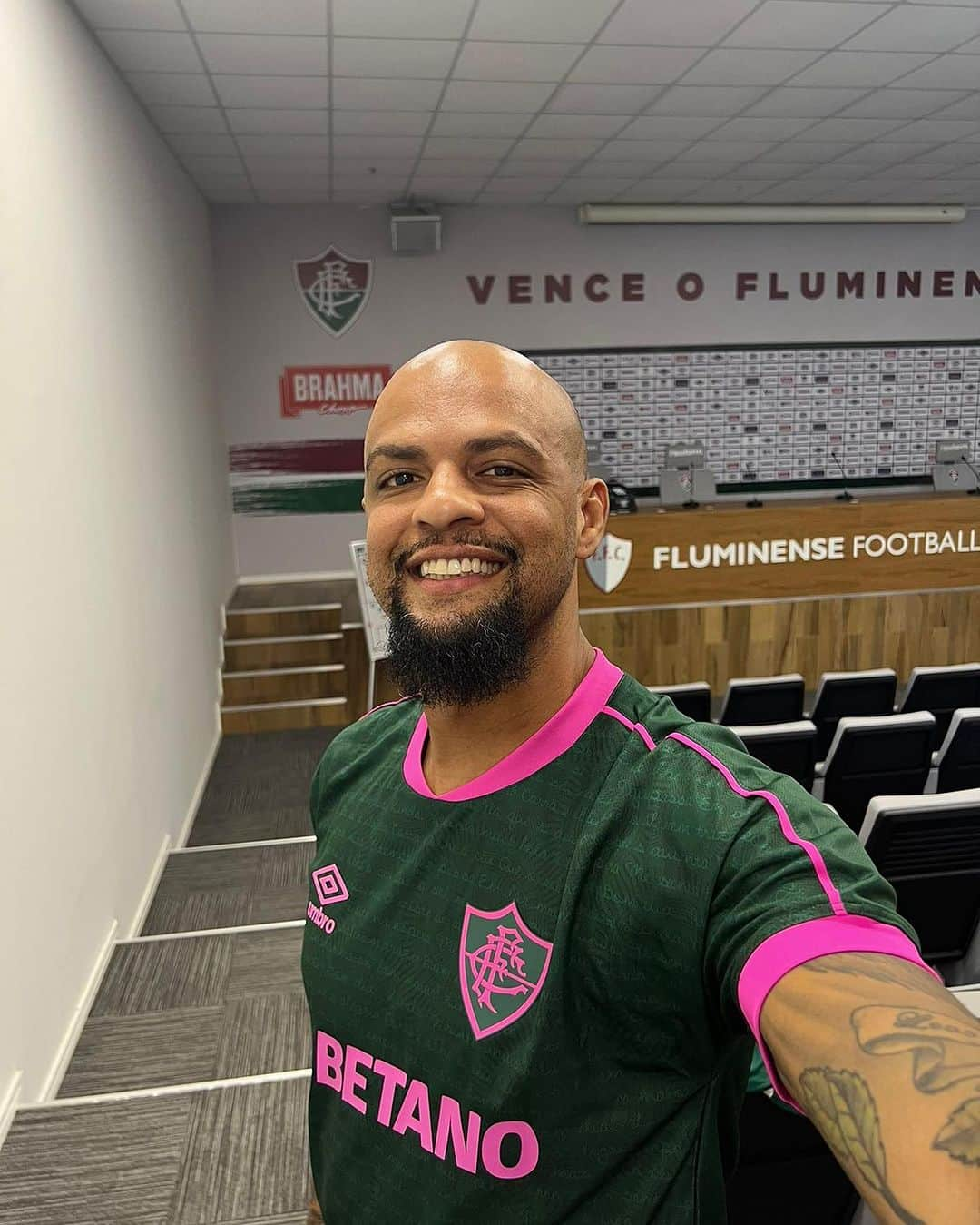 フェリペ・メロのインスタグラム：「Parabéns ao @fluminensefc pela linda camisa repleta de paixão em homanagem ao ícone do samba Angenor de Oliveira, Cartola.」