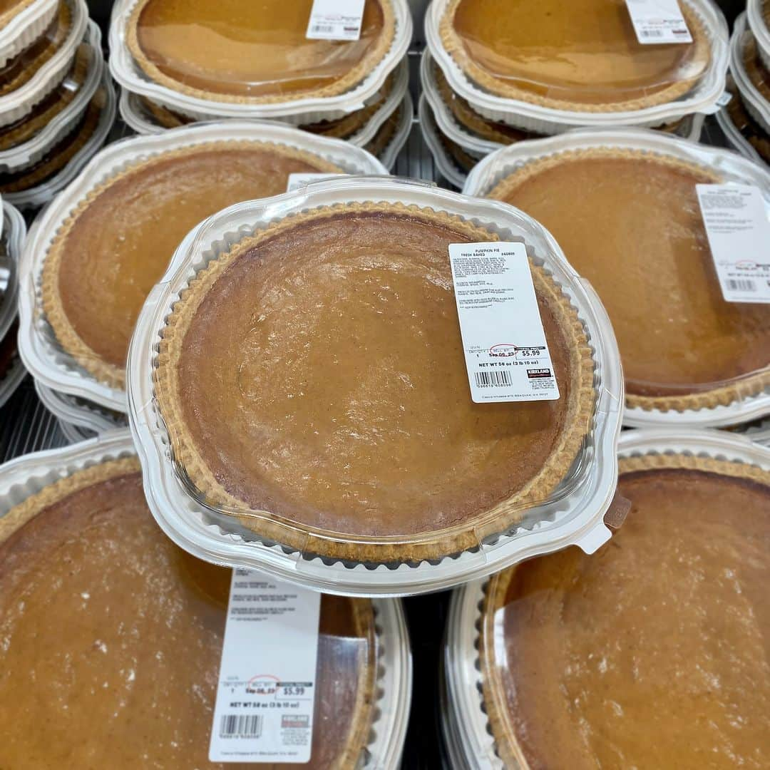 Costcoのインスタグラム：「Costco's famous pumpkin pies are back and at the same great value. Baked fresh at the Costco Bakery.」