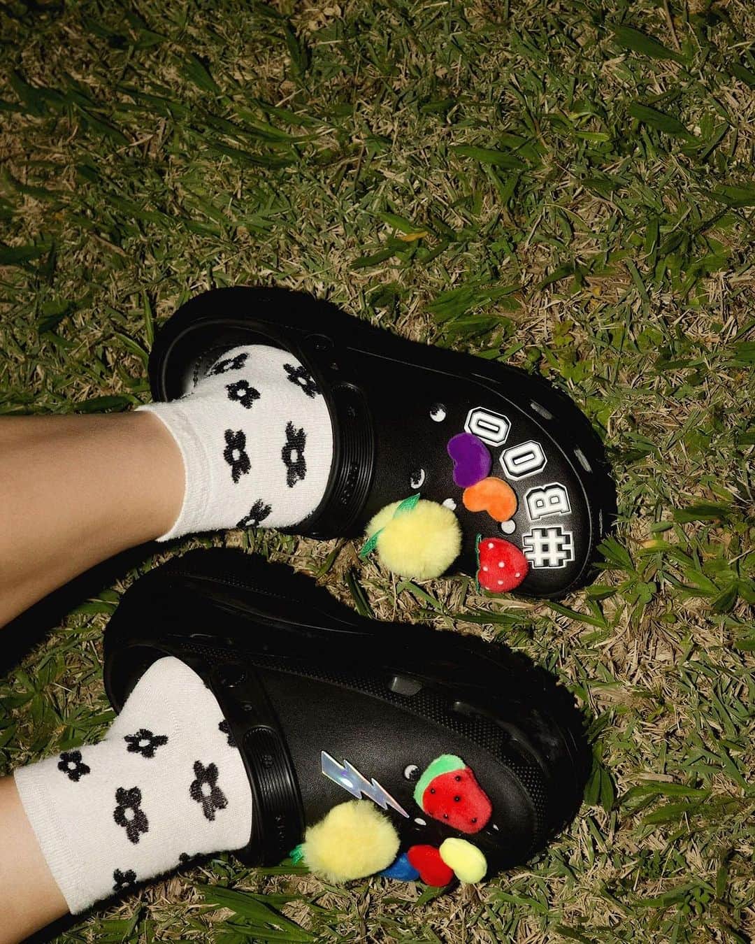 Bruna Unzuetaさんのインスタグラム写真 - (Bruna UnzuetaInstagram)「Genteee, chegou a hora de mostrar para vocês meu queridinho, o mais pedido por aqui, aquele que eu não tiro do pé por nada nesse mundo. Meu @crocsbrasil além do extremo conforto tem a versatilidade de ir com TUDO e a possibilidade de personalizar com os Jibbitz, deixando ele com a nossa cara. Fala sério gente, não é perfeito?  E é claro que eu não viria aqui atoa, estamos no Croctober, mês de celebrar todos que assim como eu são fãs de Crocs, então adivinhem? TEEMOS CUPOM: BOO25 (válido para todos os produtos do site, exceto collabs e Jibbitz). #Croctober #CrocStars #publi」10月12日 2時58分 - boounzueta