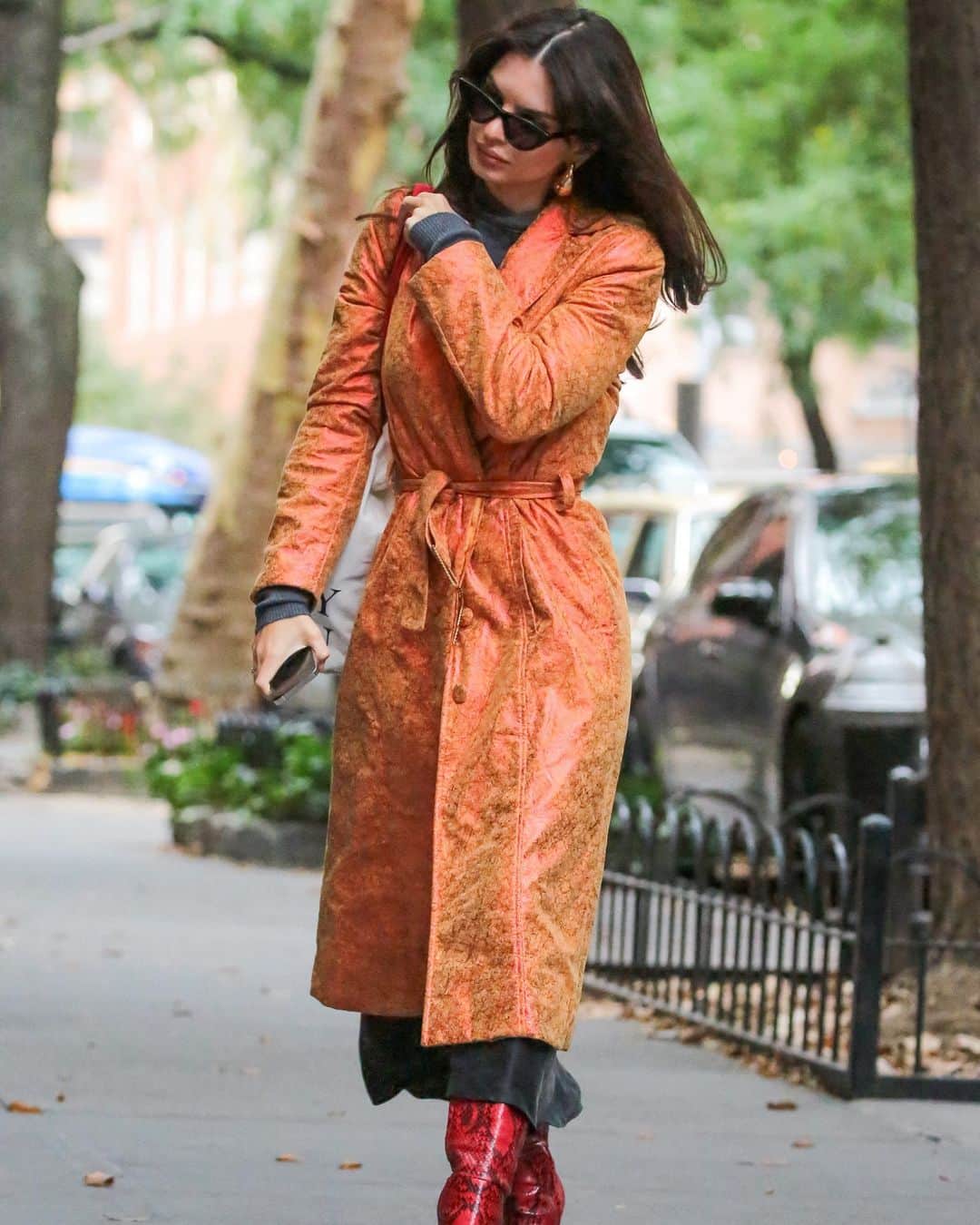 Harper's BAZAARのインスタグラム：「@emrata is embracing the changing weather in New York City. The model stepped out in New York City in not one but two sleek trench coats, both in a similar burnt orange. See the second look—and get the head-to-toe details—at the link in bio.」