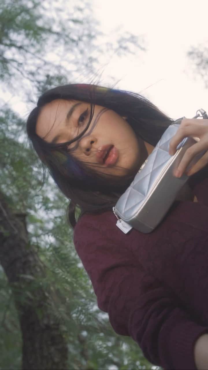 コーチのインスタグラム：「Be a beacon. 🌟 Kind of like #YoungjiLee and this Nolita bag.  #WearYourShine. Our Fall 2023 story is a call to resist your inner critic and show your most confident self.  Stylist: @gabriellak_j Production design: Christian Stone Music: @jamie___xx ‘Kill Dem’ Hair: @owengould Makeup: @hollysilius Nails:  @ronnajones  #CourageToBeReal #CoachOutlet」